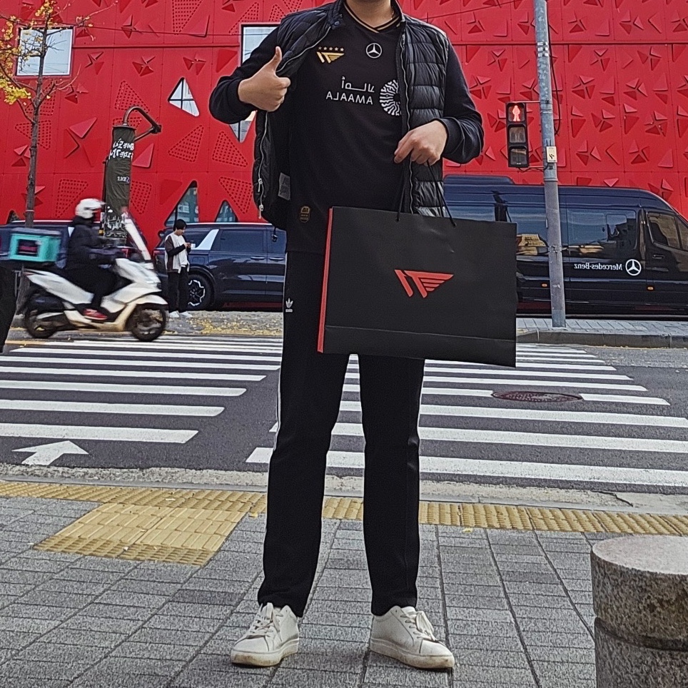 T1 2025 Uniform Worlds Jersey Black (Non Marking Ver.), Moncler Padded Zip Up Cardigan Black - 25FW 착용 스타일 - 3