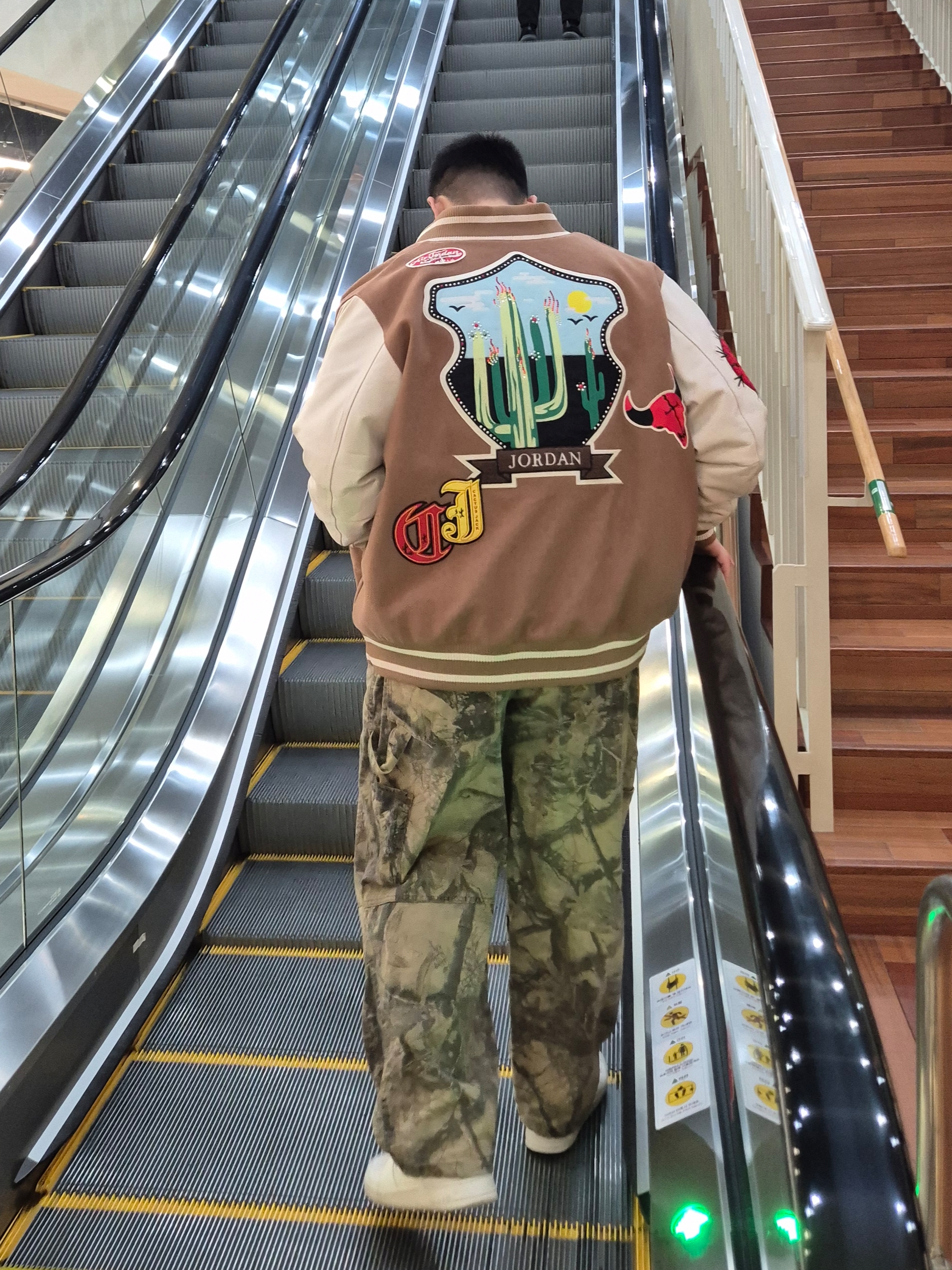 Jordan x Travis Scott Varsity Jacket Antique Brown - US/EU 착용 스타일