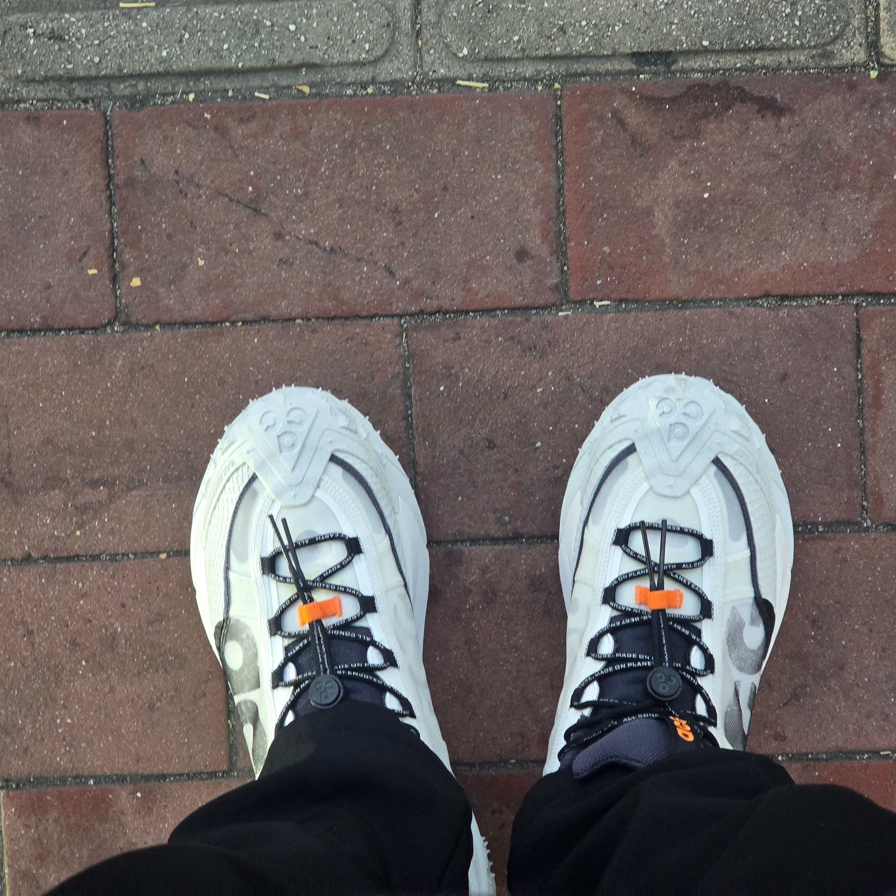 Nike ACG Mountain Fly 2 Low Summit White and Bright Mandarin 착용 스타일