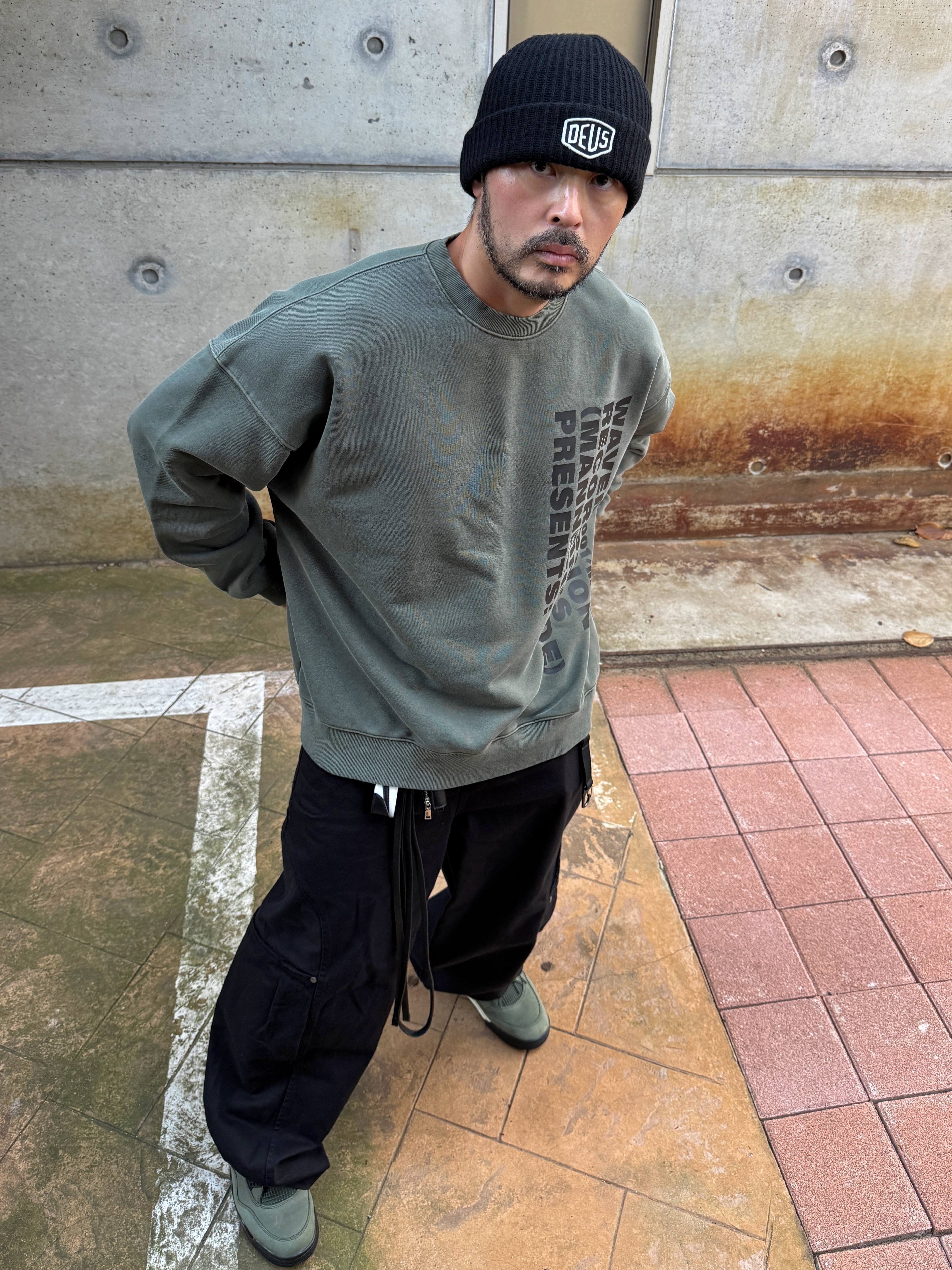 Jordan 4 x Undefeated Retro OG SP Deep Green and Clementine, Deus Ex Machina Shield Beanie Black 착용 스타일 - 4