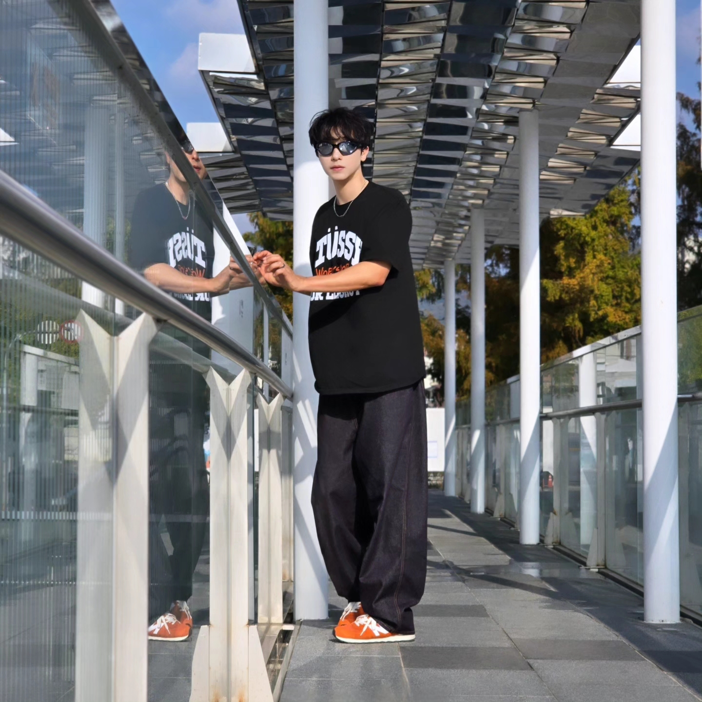 Stussy x Our Legacy Work Shop Pigment Dyed Collegiate T-Shirt Black, Suade Contour Pocket Denim Raw Indigo 착용 스타일 - 1