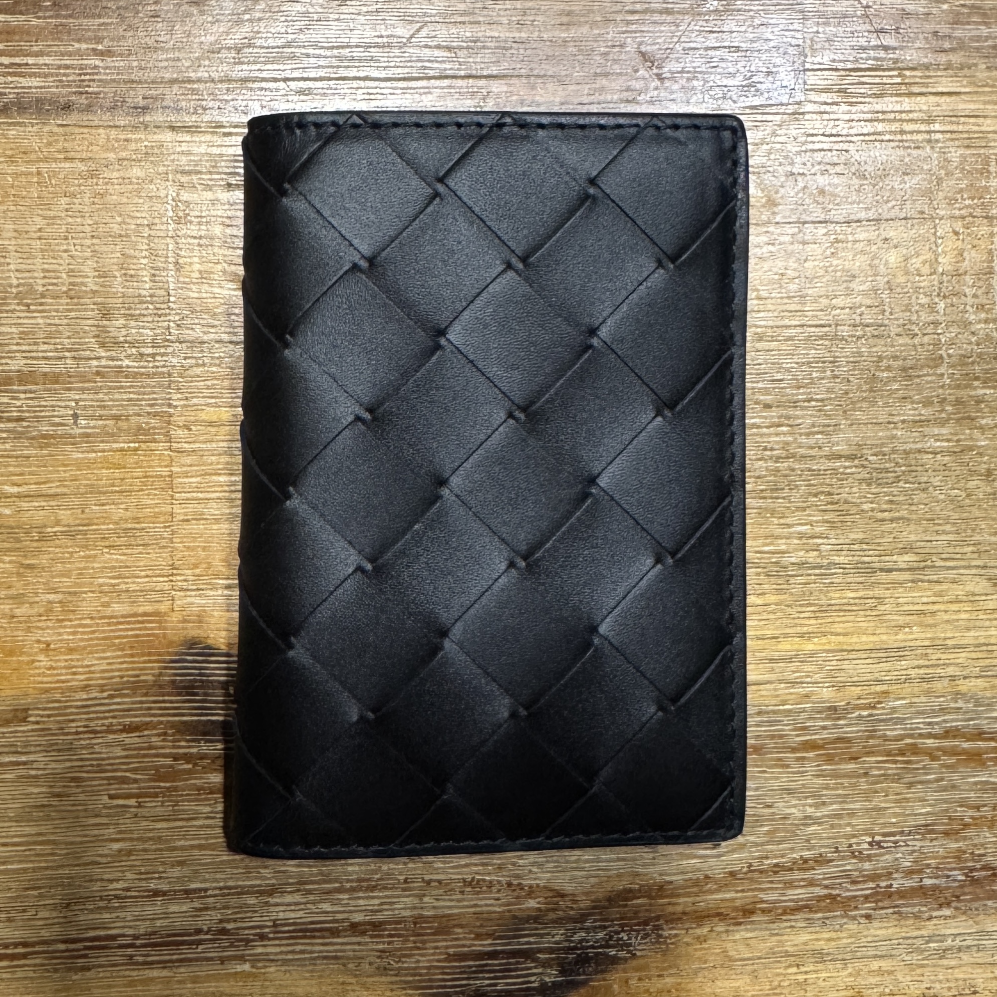Bottega Veneta Flap Card Case Black 착용 스타일