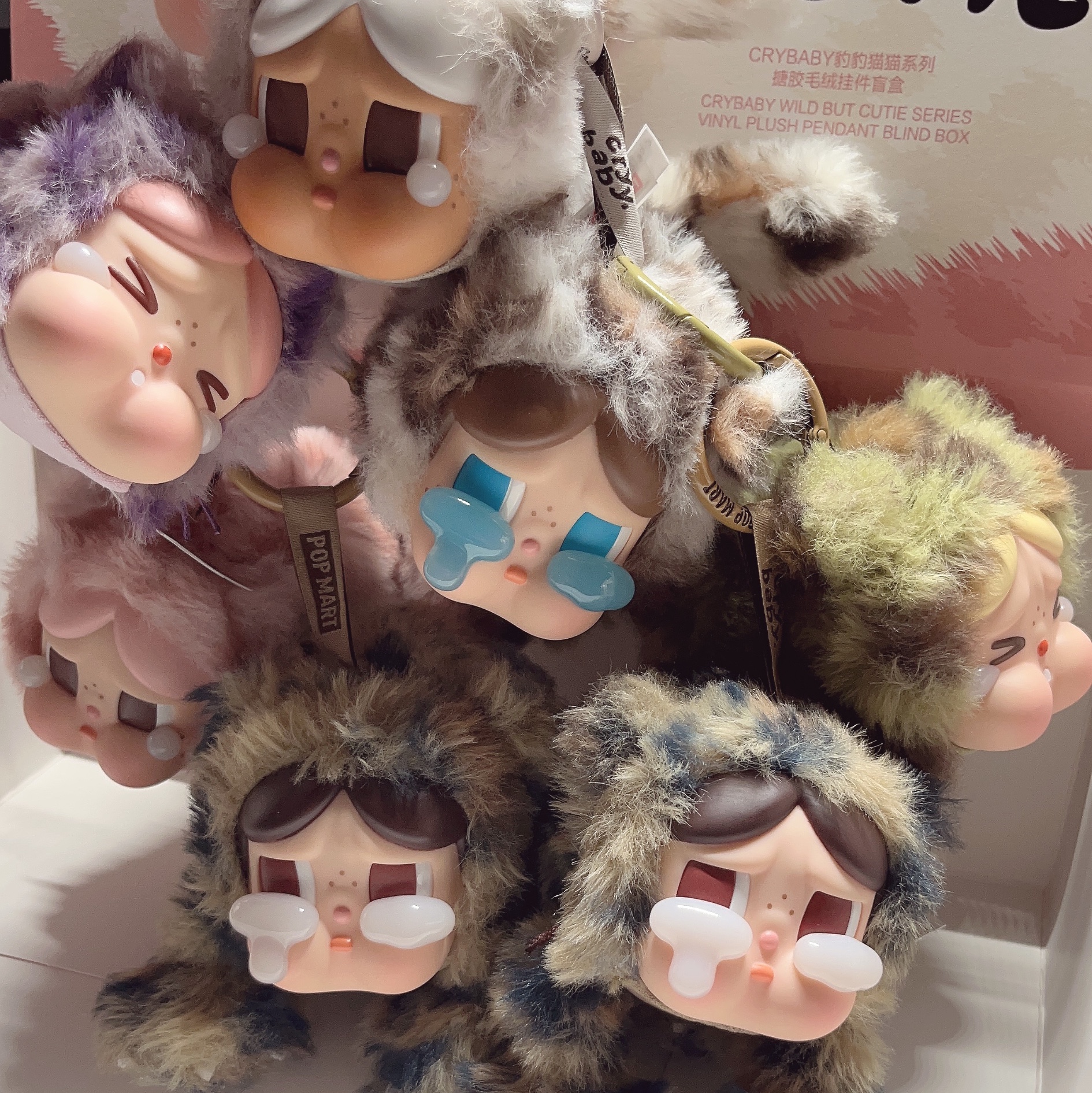 Pop Mart Crybaby Wild But Cutie Series Vinyl Plush Pendant (6 Blind Boxes) 착용 스타일