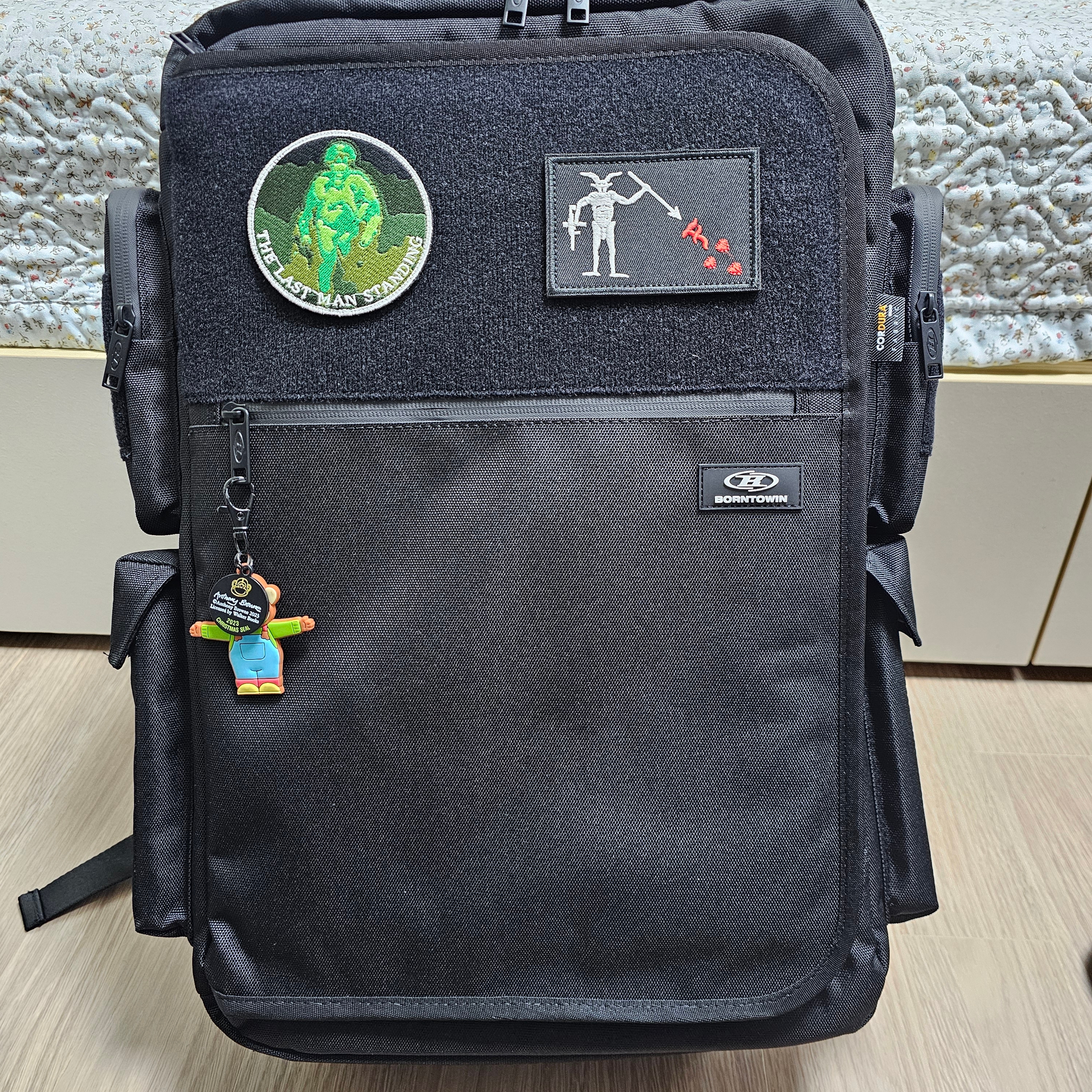 BORN TO WIN B2 Backpack Patch Ver Black 착용 스타일