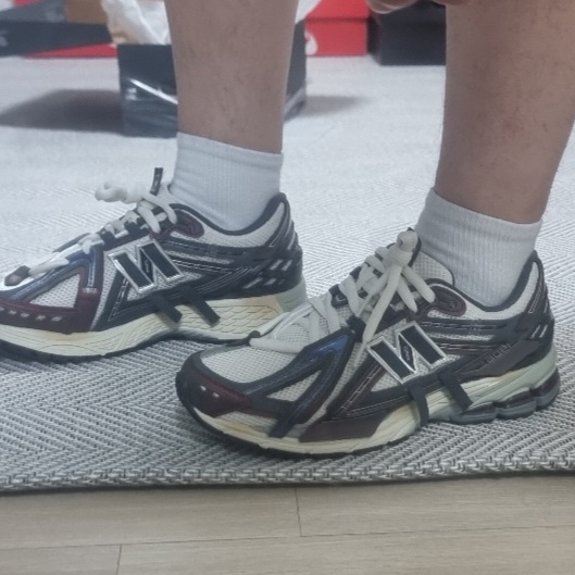 New Balance 1906A Eggplant Sea Salt 착용 스타일