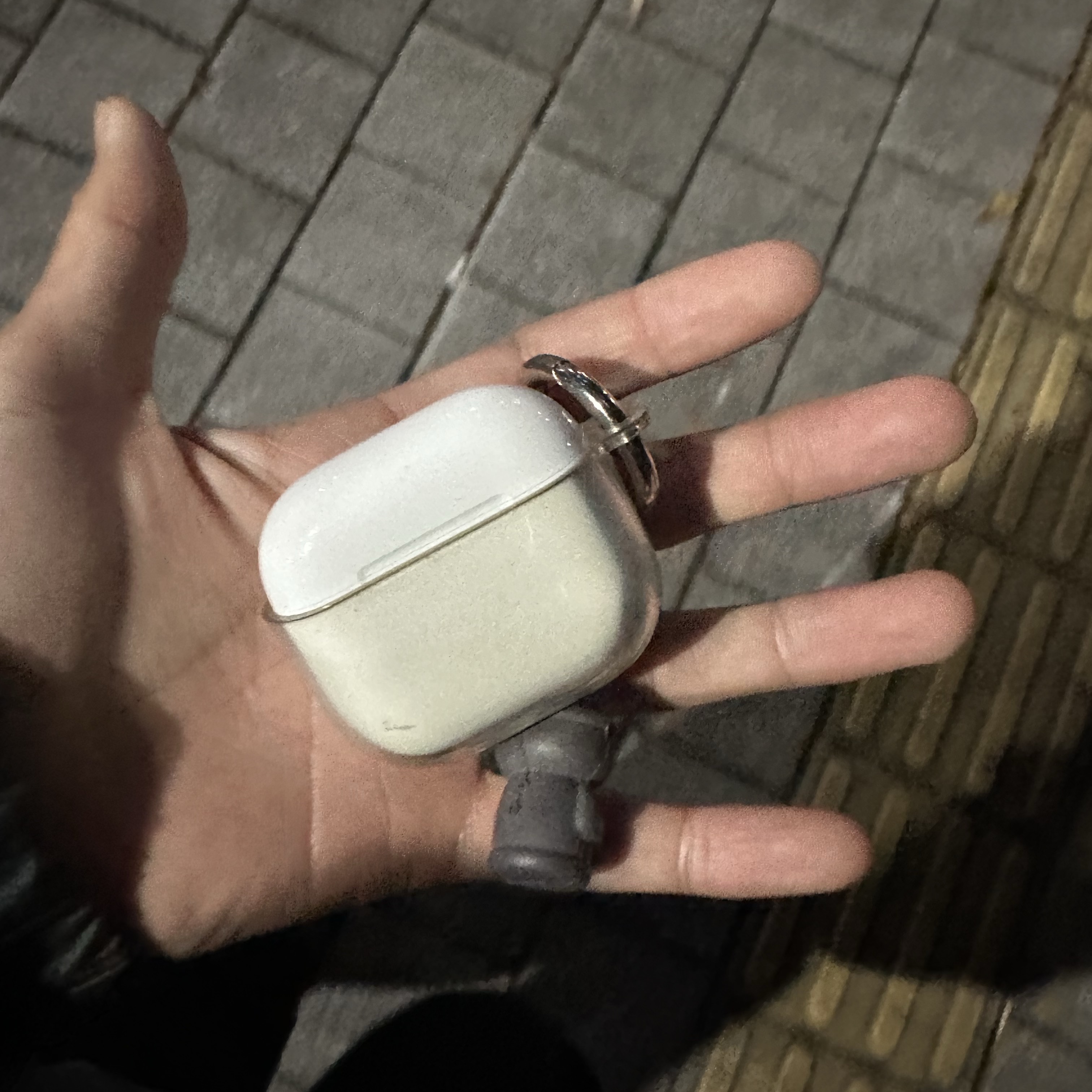 Apple AirPods 4th Gen with Active Noise Cancellation (Korean Ver.) 착용 스타일