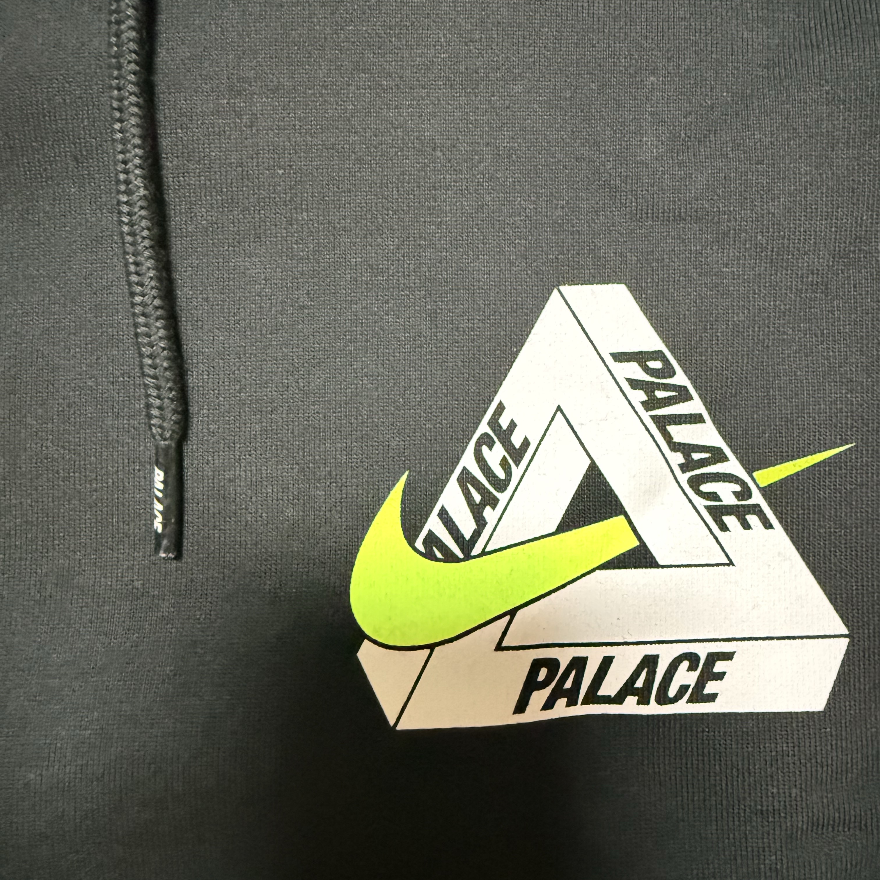 Palace x Nike Tri Swoosh Hood Black - 25FW 착용 스타일 - 4