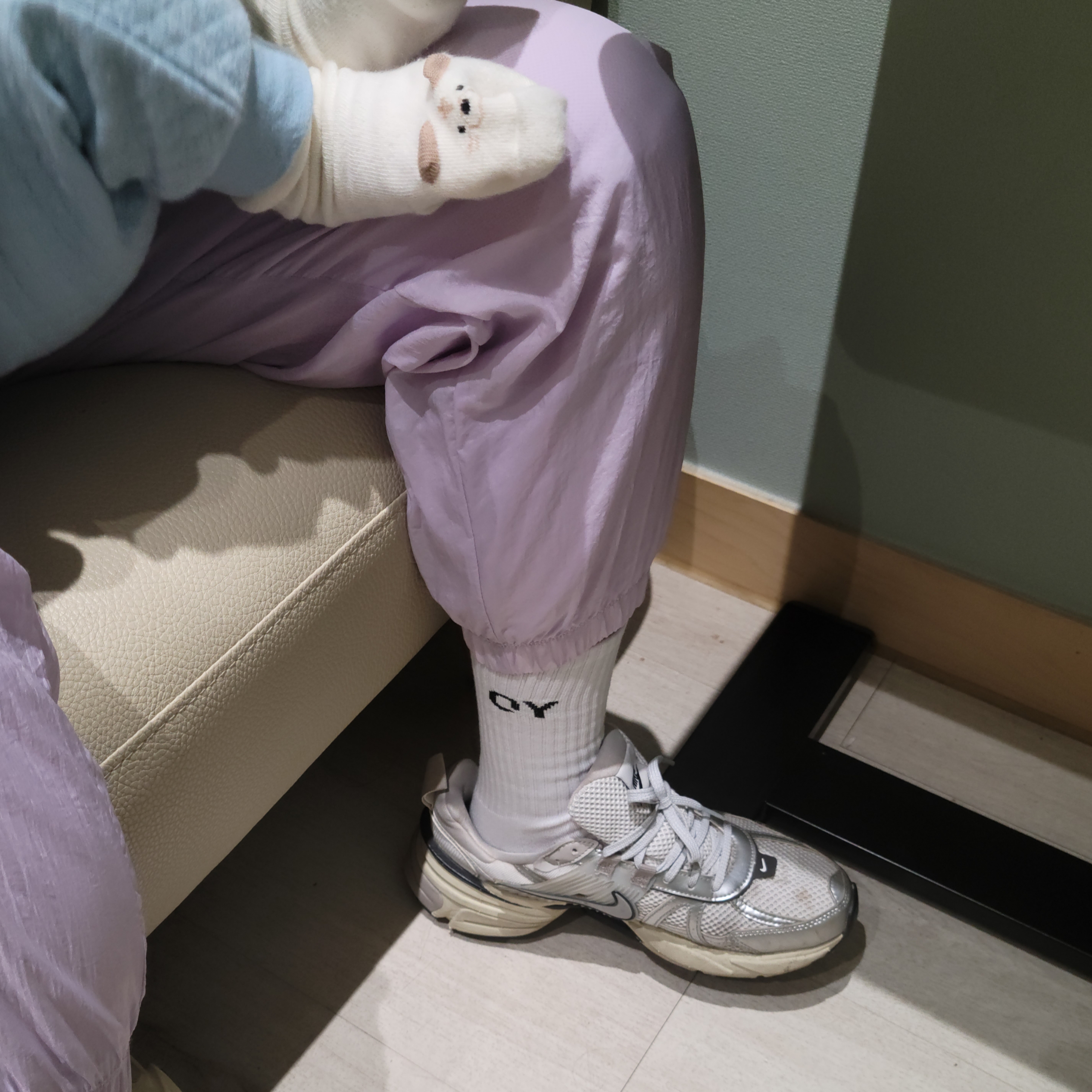 Nike V2K Run Summit White Metallic Silver, (W) Nike NRG Solo Swoosh Fleece Pants Urban Lilac - US/EU 착용 스타일