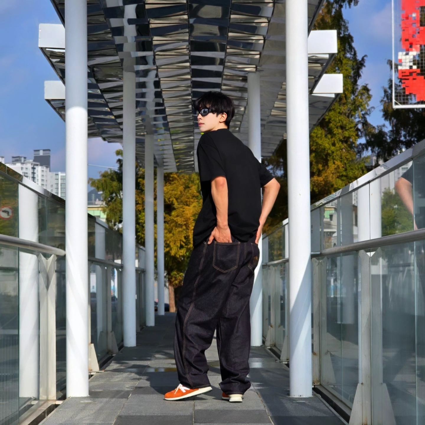 Stussy x Our Legacy Work Shop Pigment Dyed Collegiate T-Shirt Black, Suade Contour Pocket Denim Raw Indigo 착용 스타일 - 2
