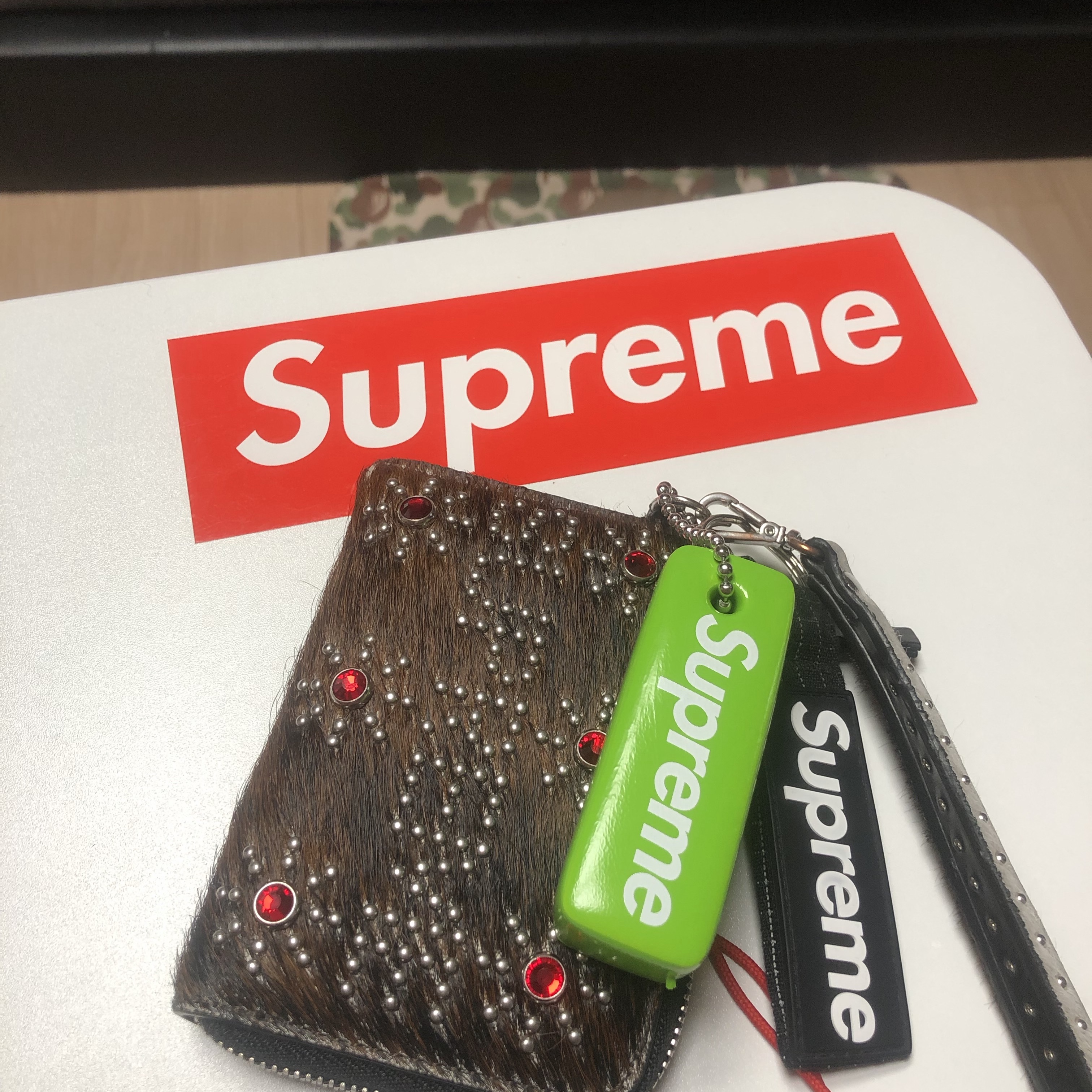 Supreme Floating Keychain Green - 23FW, Supreme x Hollywood Trading Company Studded Wallet Cow - 23SS 착용 스타일 - 2