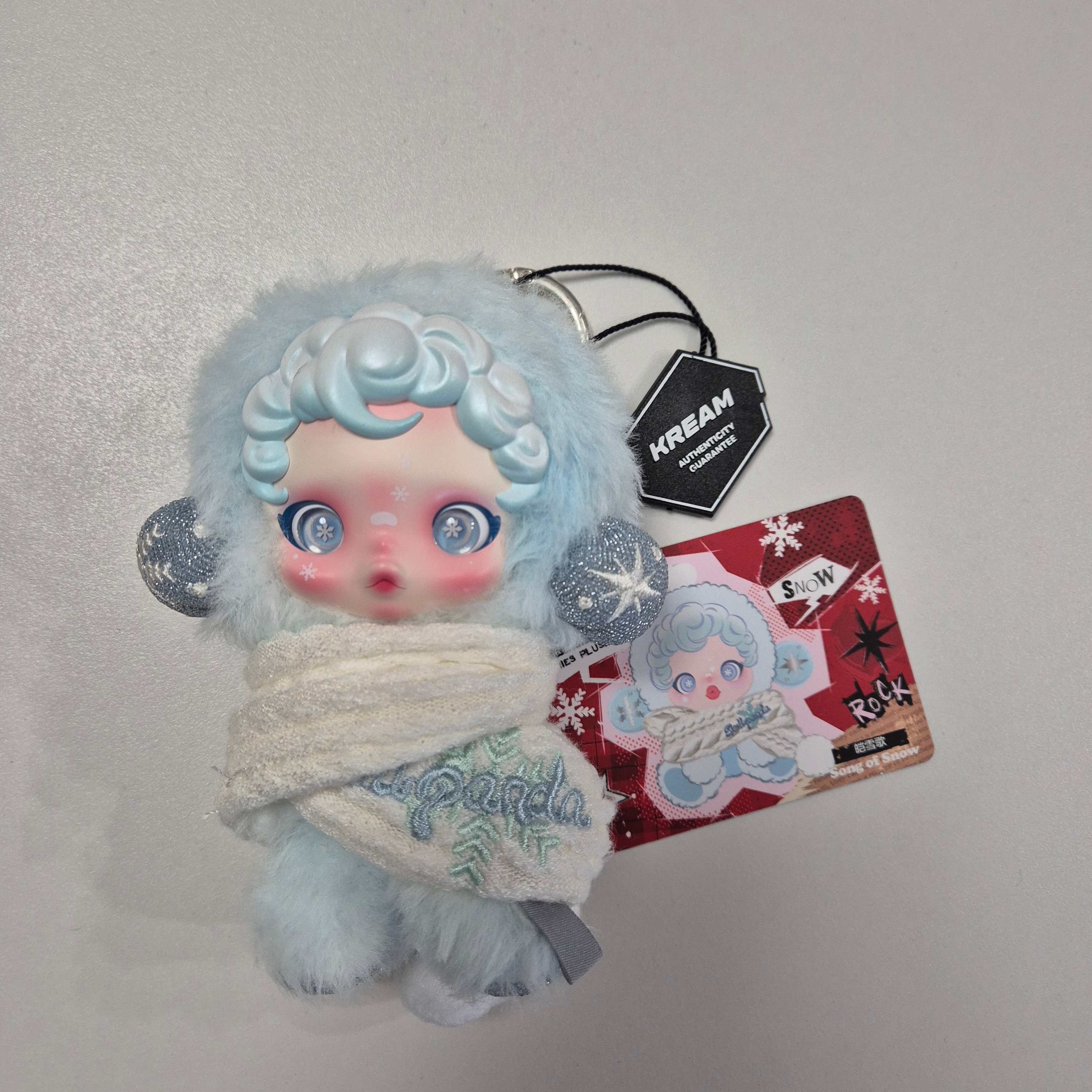 Pop Mart Skullpanda Winter Symphony Series Keyring Song of Snow (Opened Case) 착용 스타일