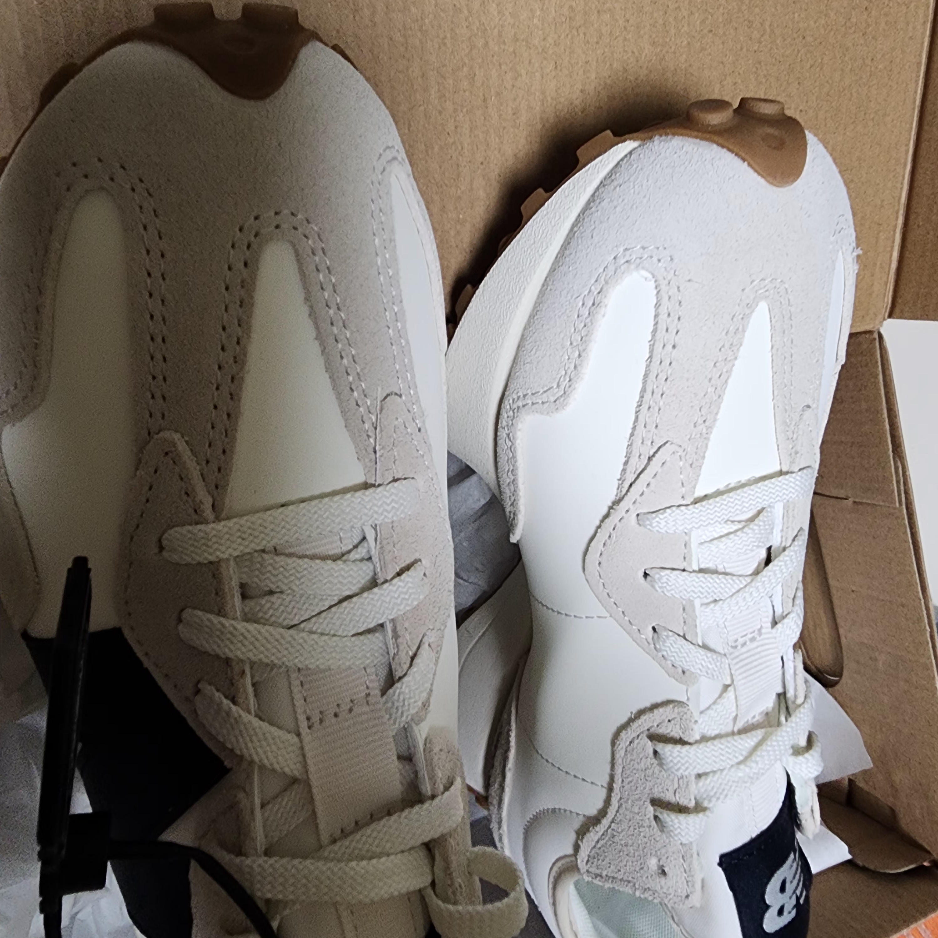 (W) New Balance 327 Beige Gum 착용 스타일