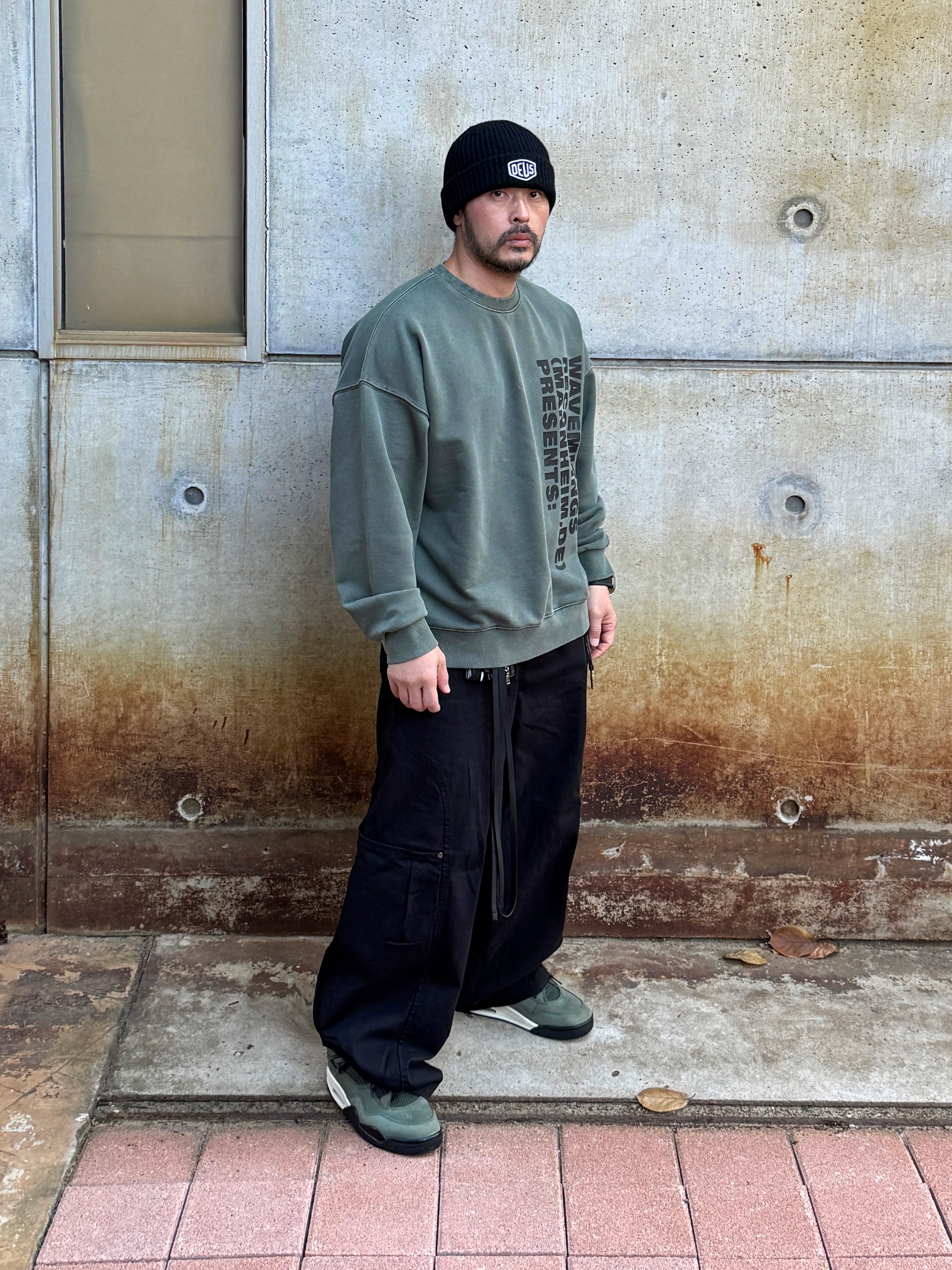 Jordan 4 x Undefeated Retro OG SP Deep Green and Clementine, Deus Ex Machina Shield Beanie Black 착용 스타일 - 3