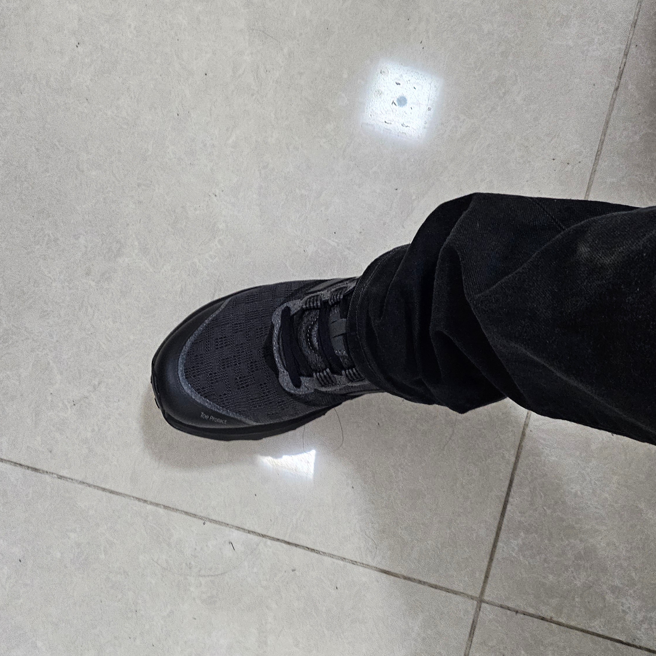 New Balance Fresh Foam X Hierro v9 Black Cement Black 착용 스타일 - 3