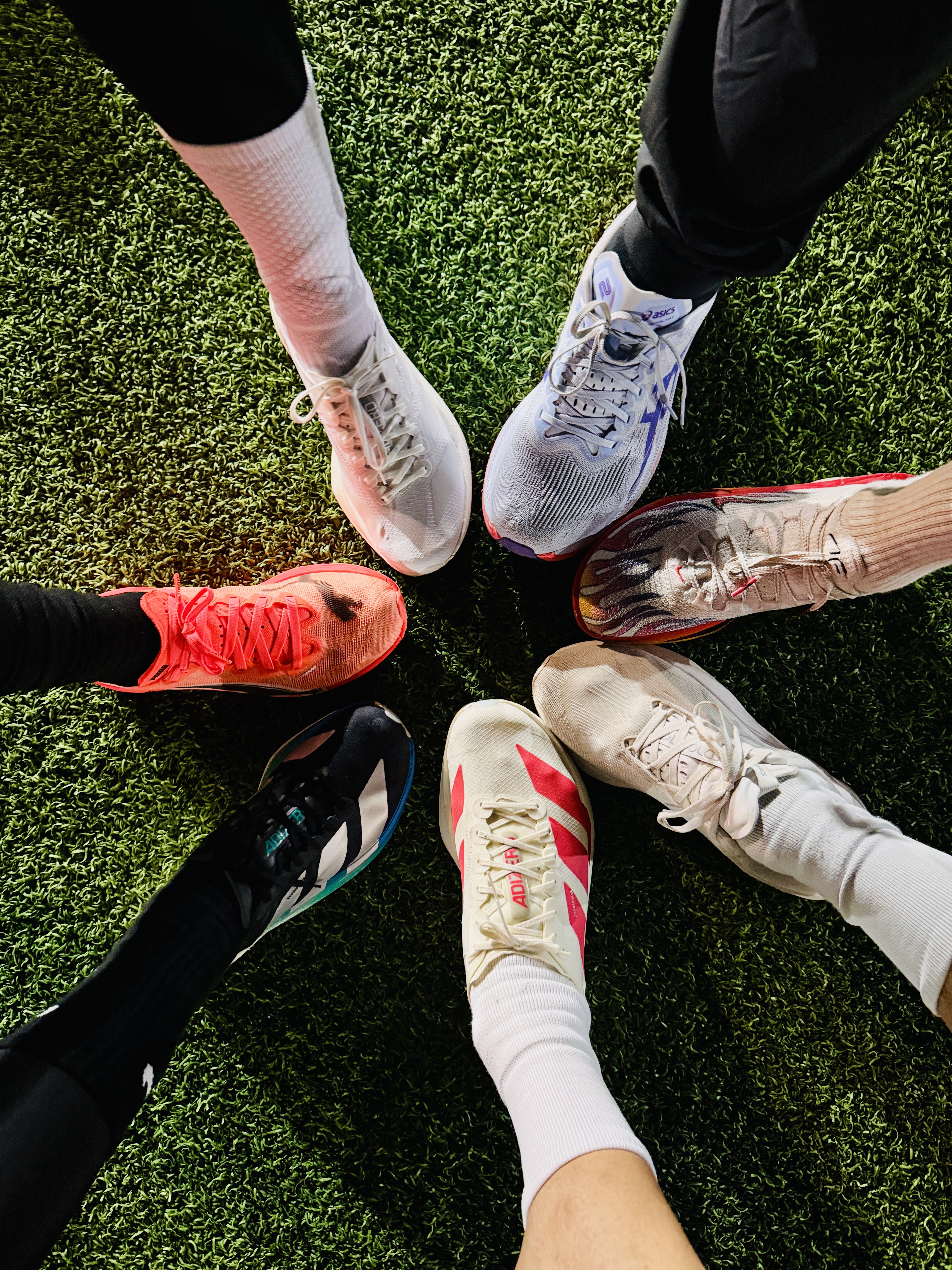 Adidas Adizero Adios Pro 4 Off White Semi Lucid Red, Adidas Adizero Adios Pro 4 Core Black Glory Green 착용 스타일