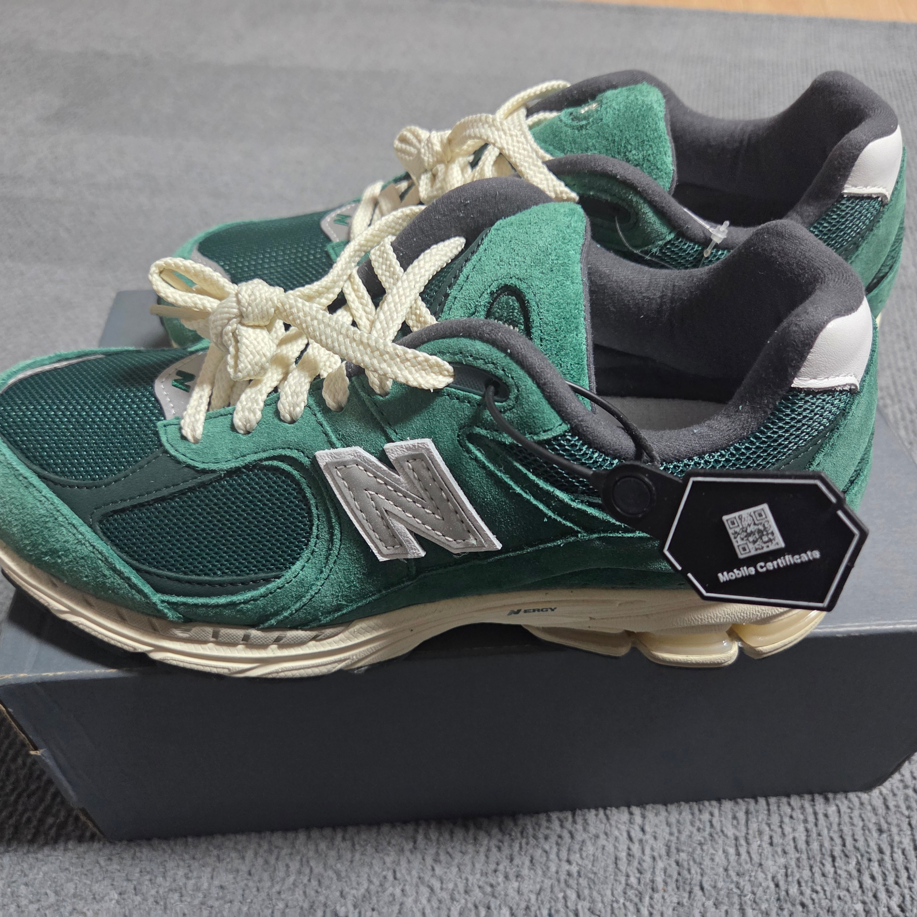 New Balance 2002R Nightwatch Green 착용 스타일