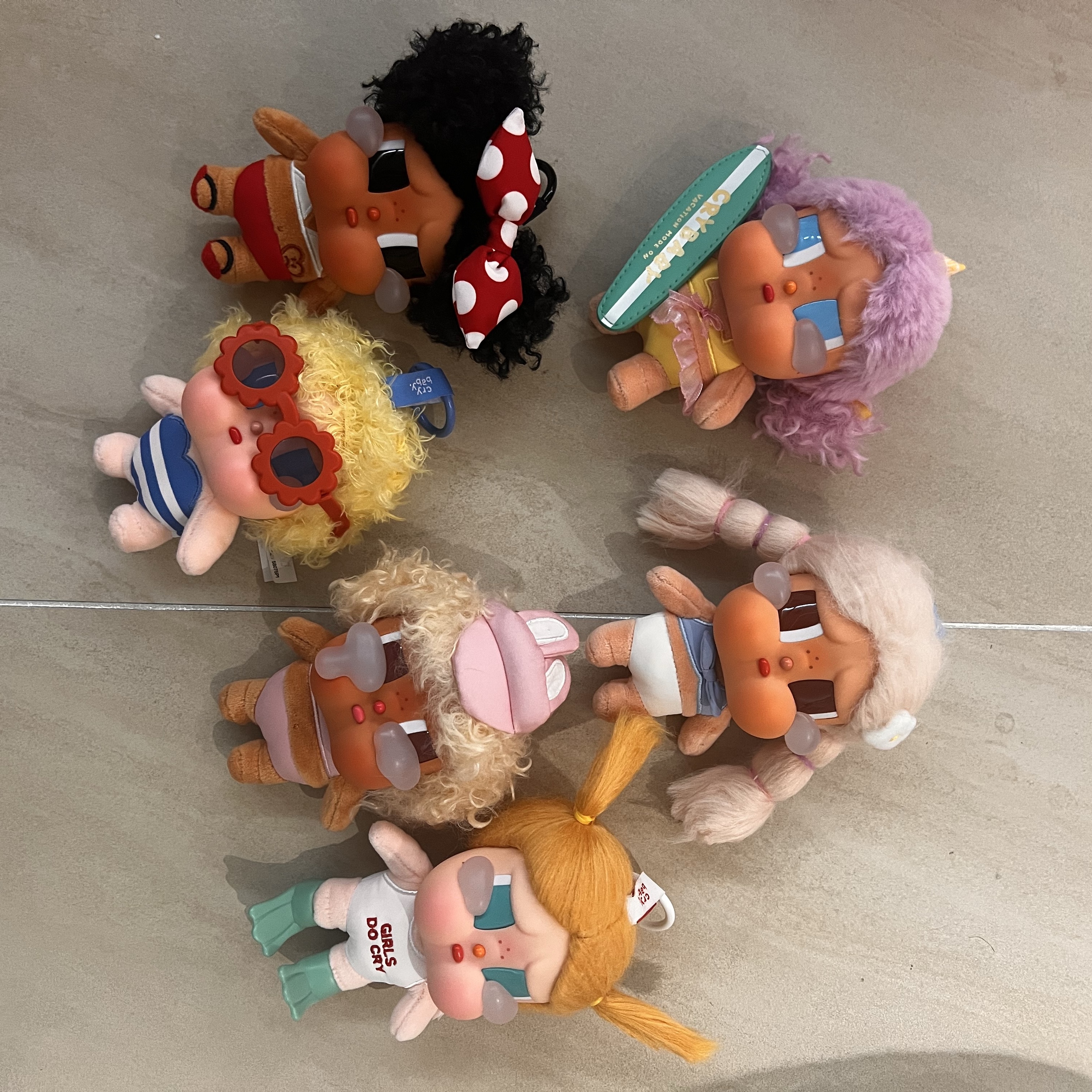 Pop Mart Crybaby Vacation Mode On Series Vinyl Plush Pendant Sealed Case (6 Blind Boxes) 착용 스타일 - 2