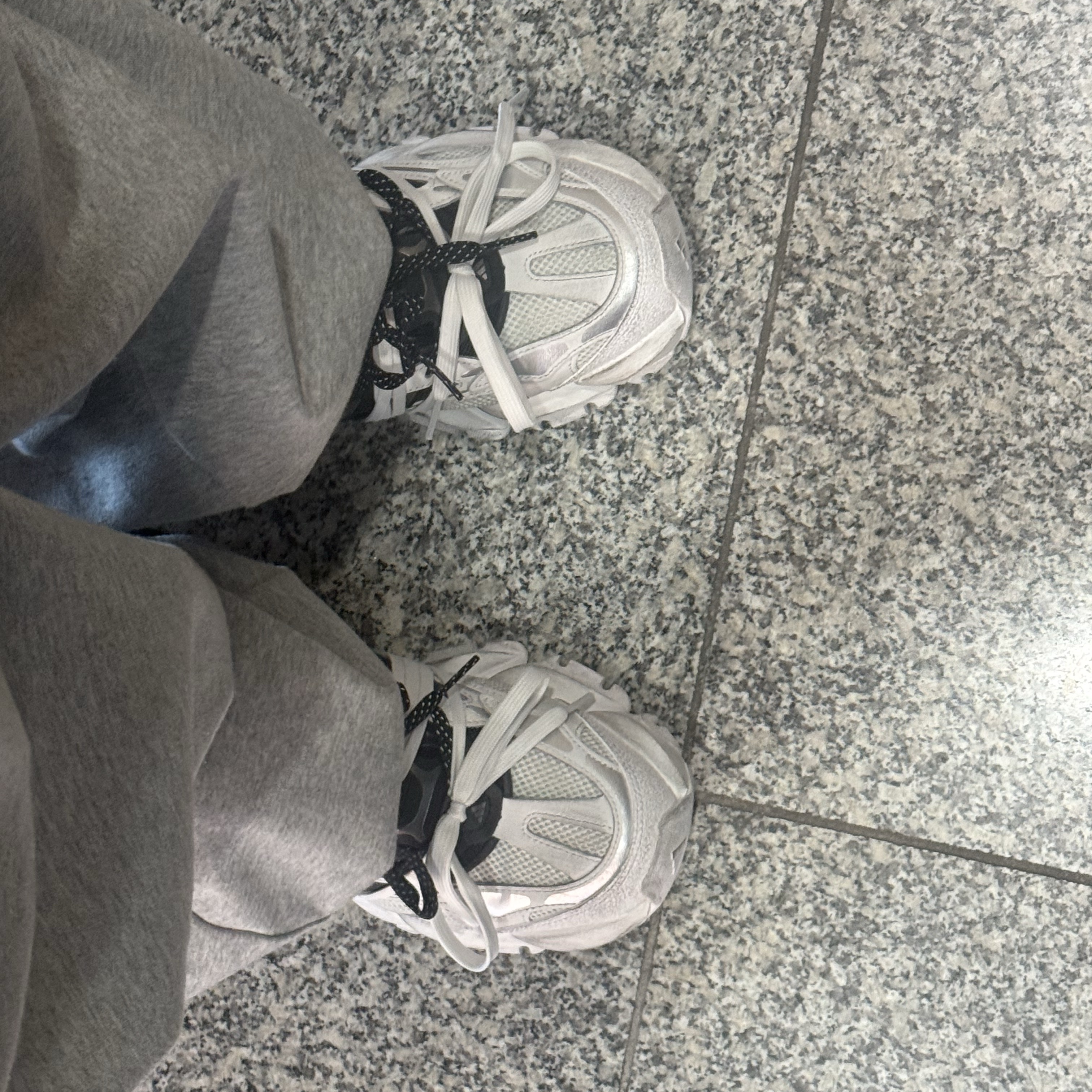 Adidas Vento XLG Runner Deluxe Sneakers White Black 착용 스타일
