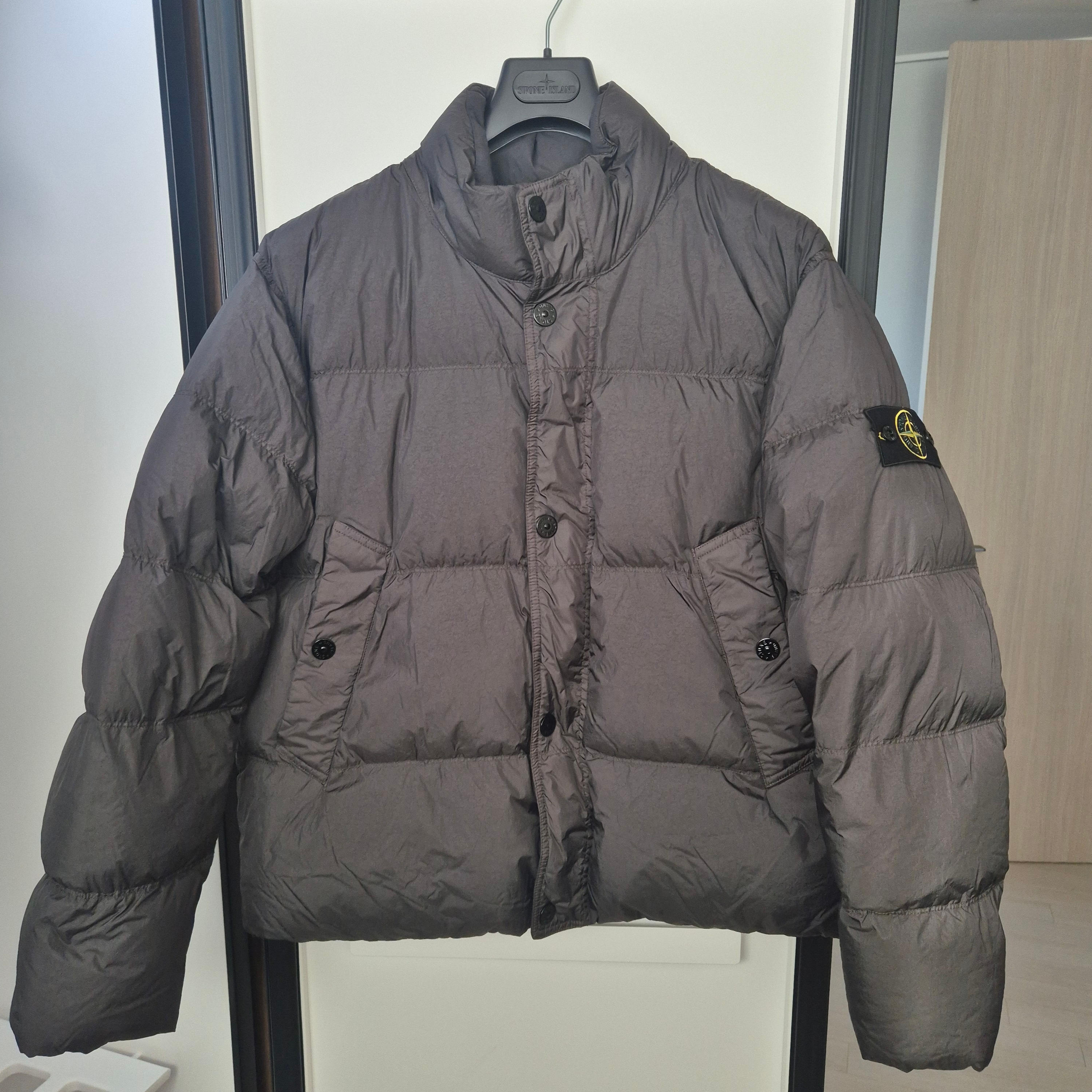 Stone Island 4100010 Crinkle Reps NY Recycled Nylon Down Jacket with Wind Resistant Lead Grey - 25FW 착용 스타일