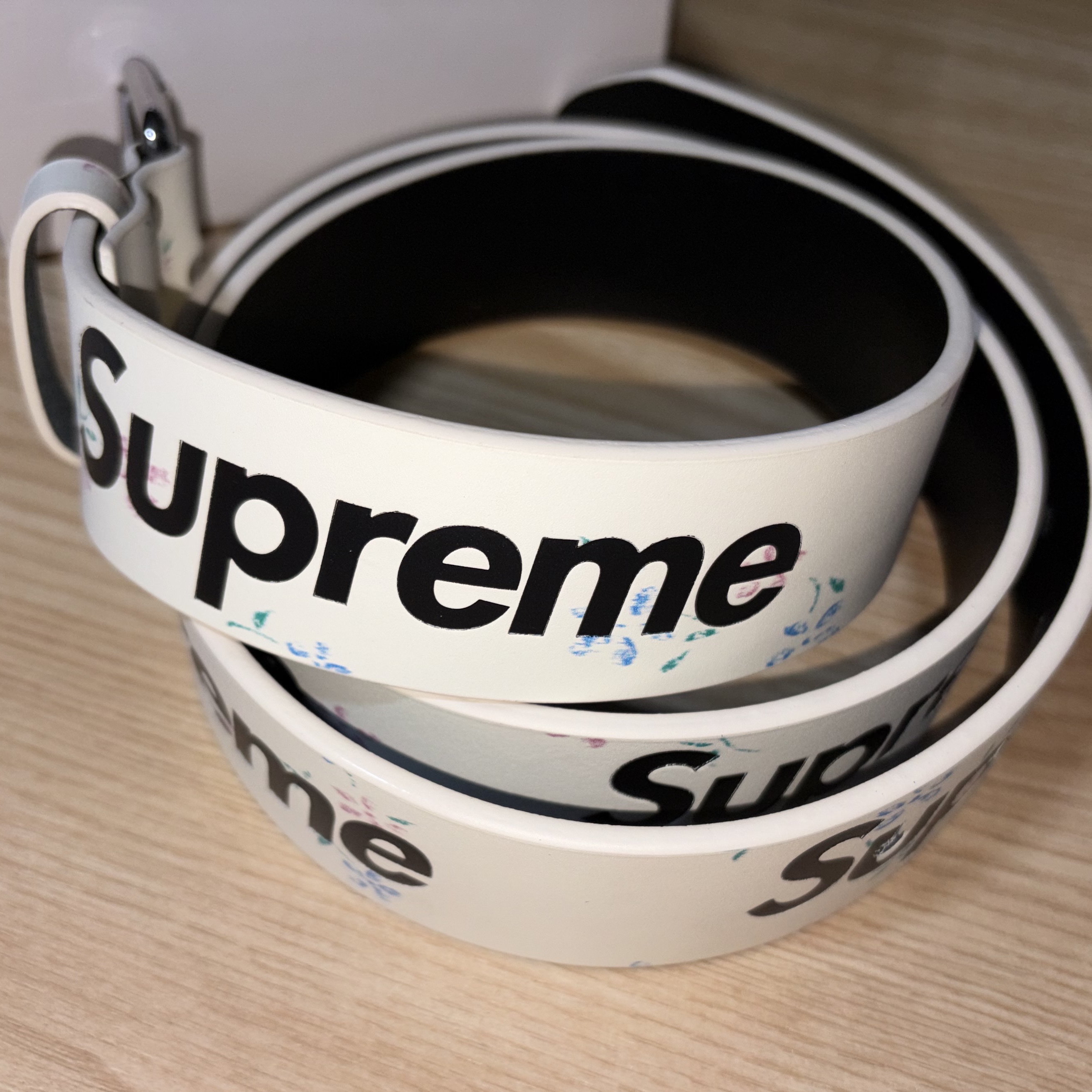 Supreme Repeat Leather Belt Floral - 25FW 착용 스타일 - 1