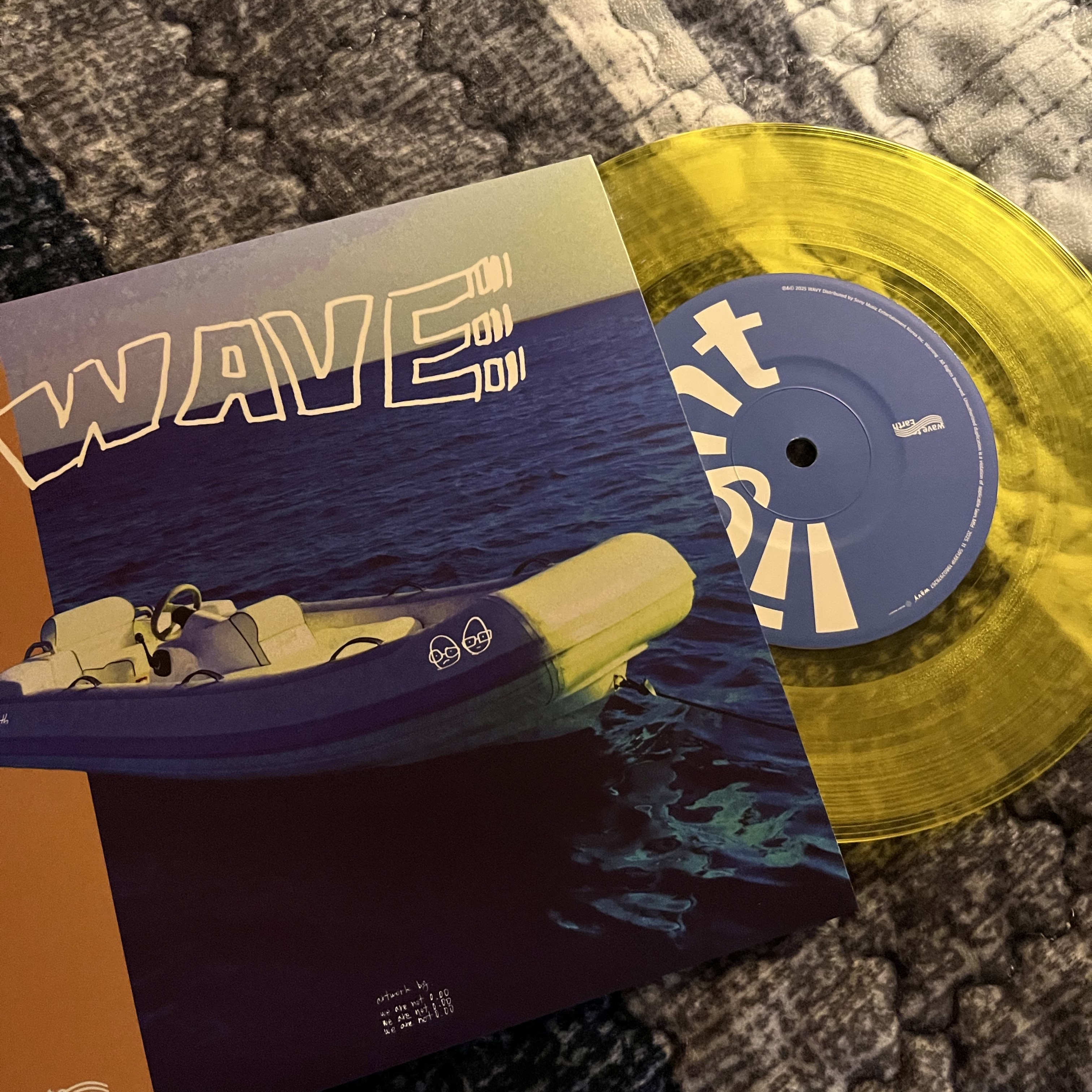 Wave to Earth Single Wave Light 6th Anniversary LP Clear Yellow 착용 스타일