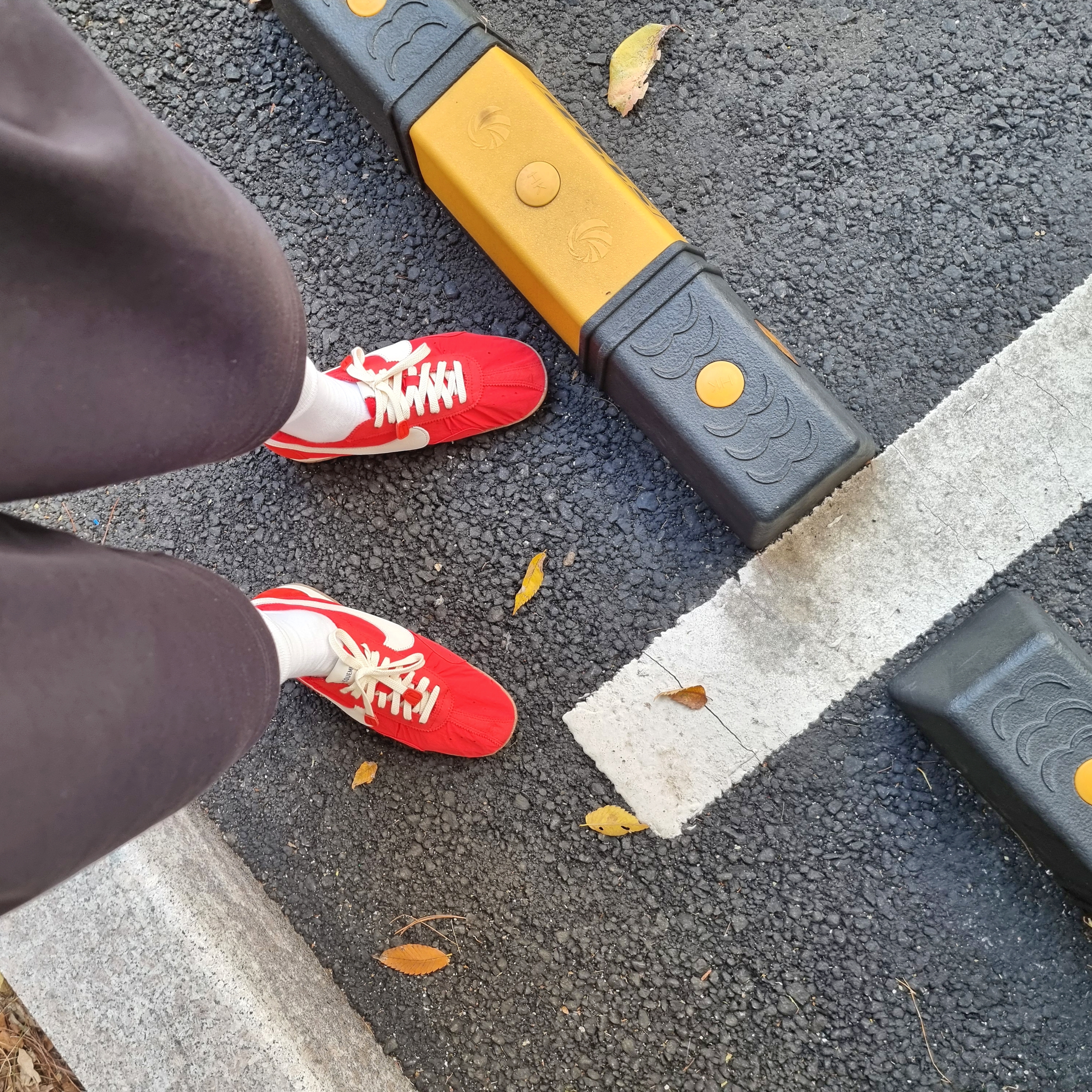 Nike x Jacquemus Moon Shoe SP University Red and Bicycle Yellow 착용 스타일 - 2