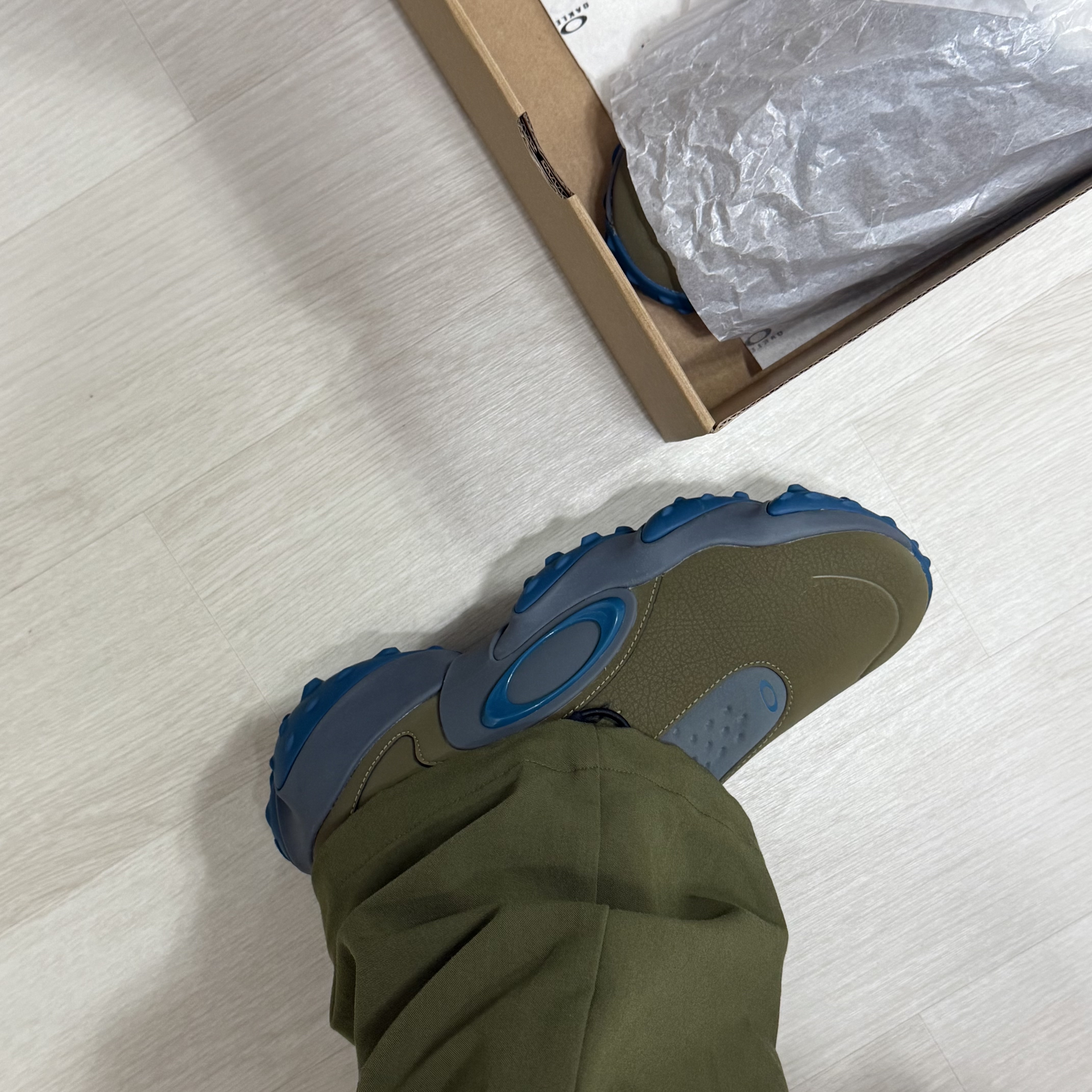 Oakley Edge Icon Army Green Dark Slate, Patagonia Lightweight Synchilla Snap-T Fleece Pullover Oatmeal Heather/Smolder Blue/New Navy 착용 스타일 - 2