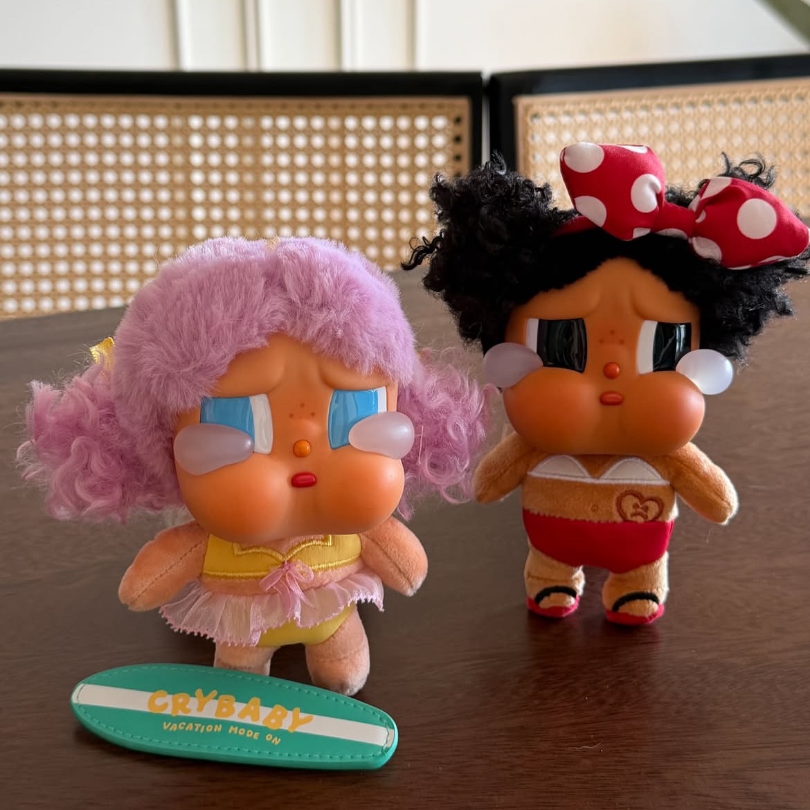 Pop Mart Crybaby Vacation Mode On Series Vinyl Plush Pendant Let's Surf (Opened Case), Pop Mart Crybaby Vacation Mode On Series Vinyl Plush Pendant My Summer Vibe (Opened Case) 착용 스타일
