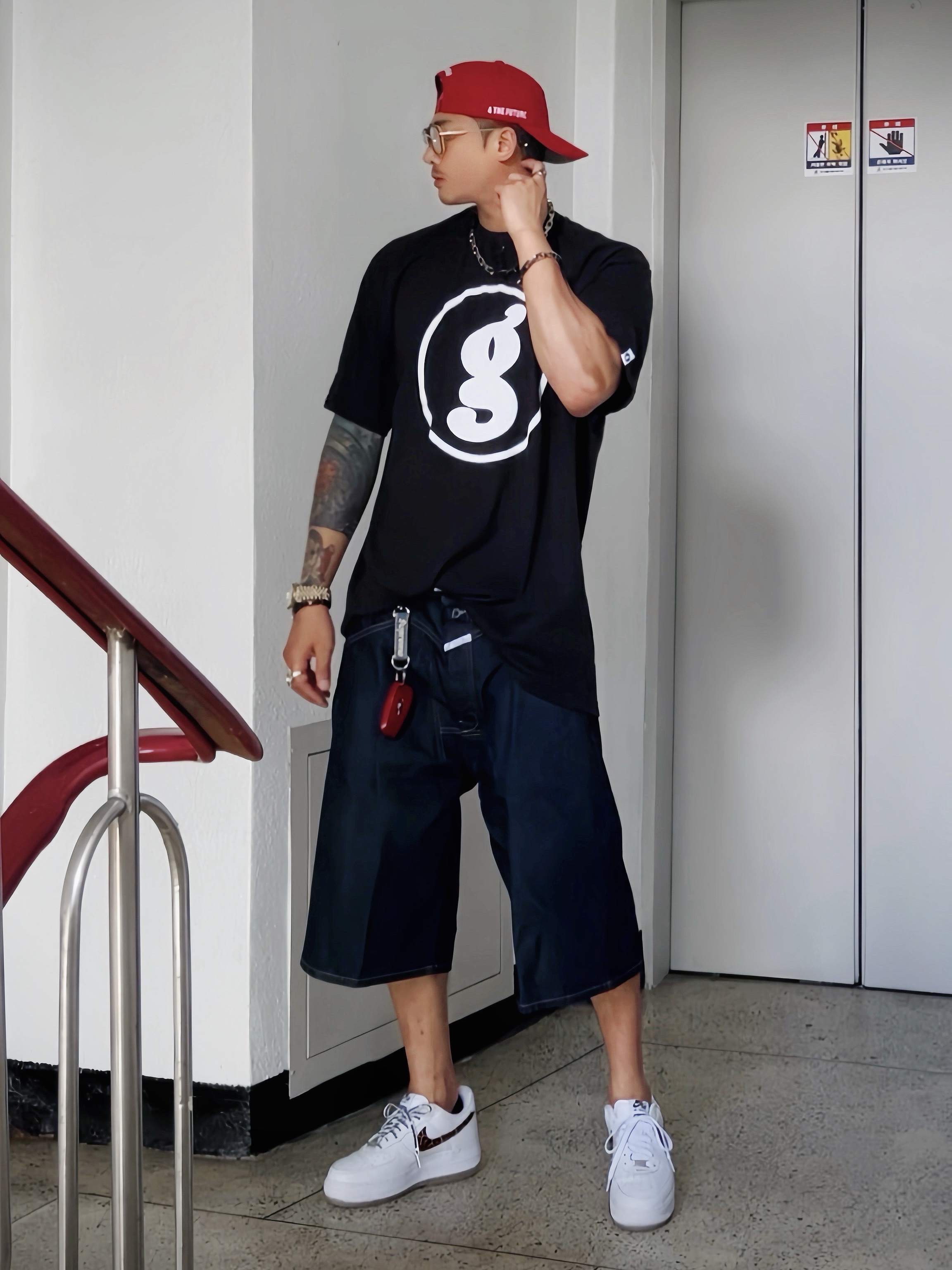 Supreme x GOODENOUGH 6-Panel Red - 25SS, Supreme x GOODENOUGH End Racism T-Shirt Black - 25SS 착용 스타일