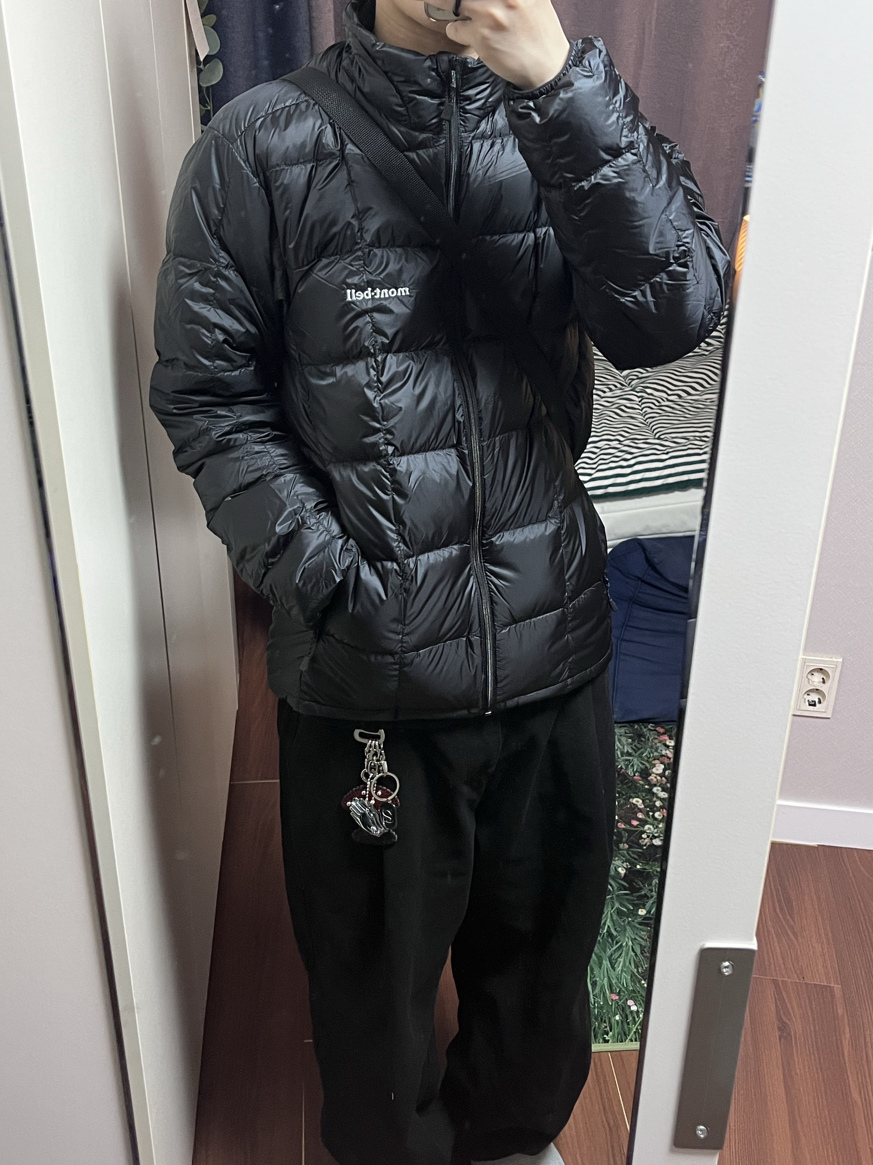 Montbell Superior Down Jacket Black, Porter Force Shoulder Pouch Black 착용 스타일 - 1