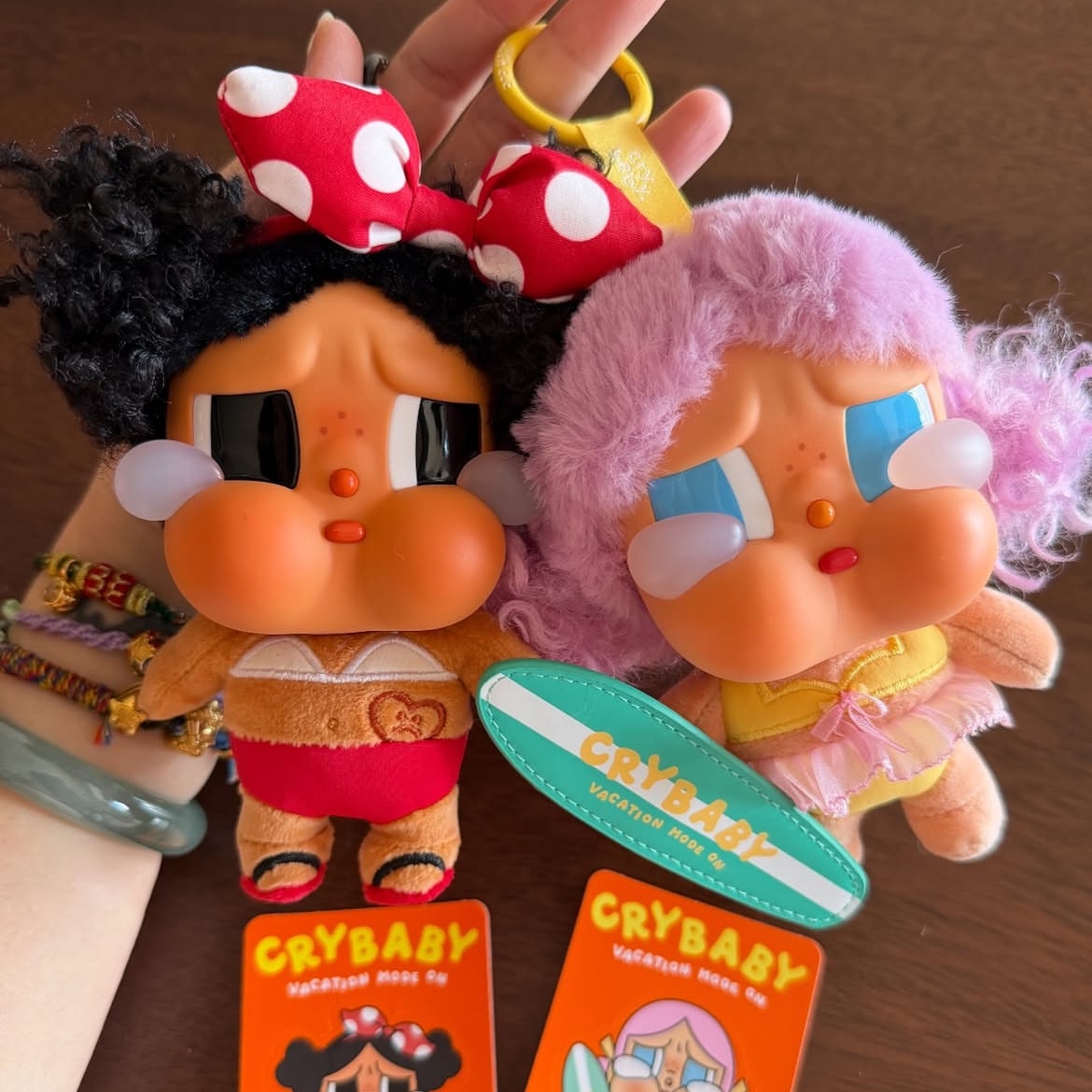 Pop Mart Crybaby Vacation Mode On Series Vinyl Plush Pendant Let's Surf (Opened Case), Pop Mart Crybaby Vacation Mode On Series Vinyl Plush Pendant My Summer Vibe (Opened Case) 착용 스타일