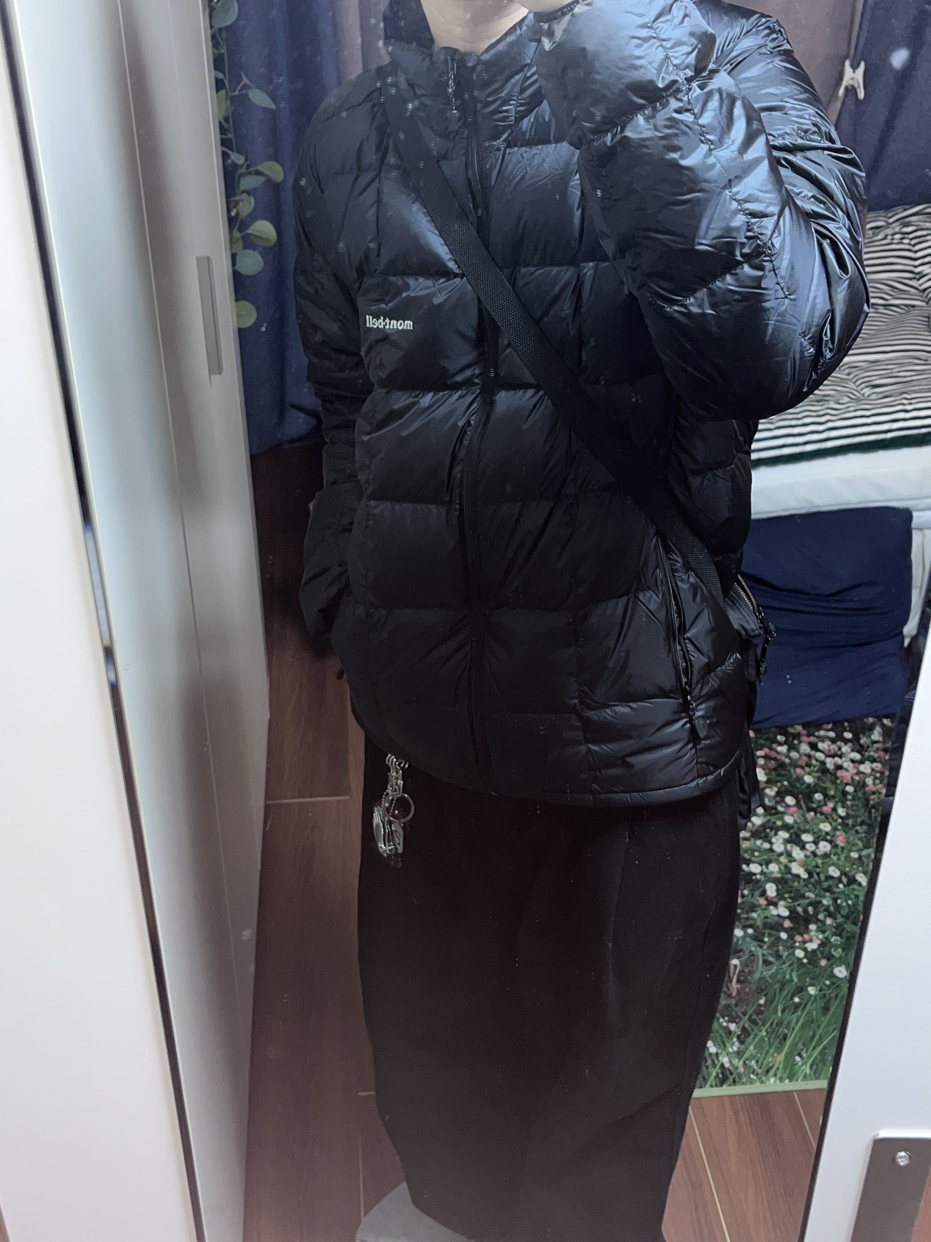 Montbell Superior Down Jacket Black, Porter Force Shoulder Pouch Black 착용 스타일 - 2