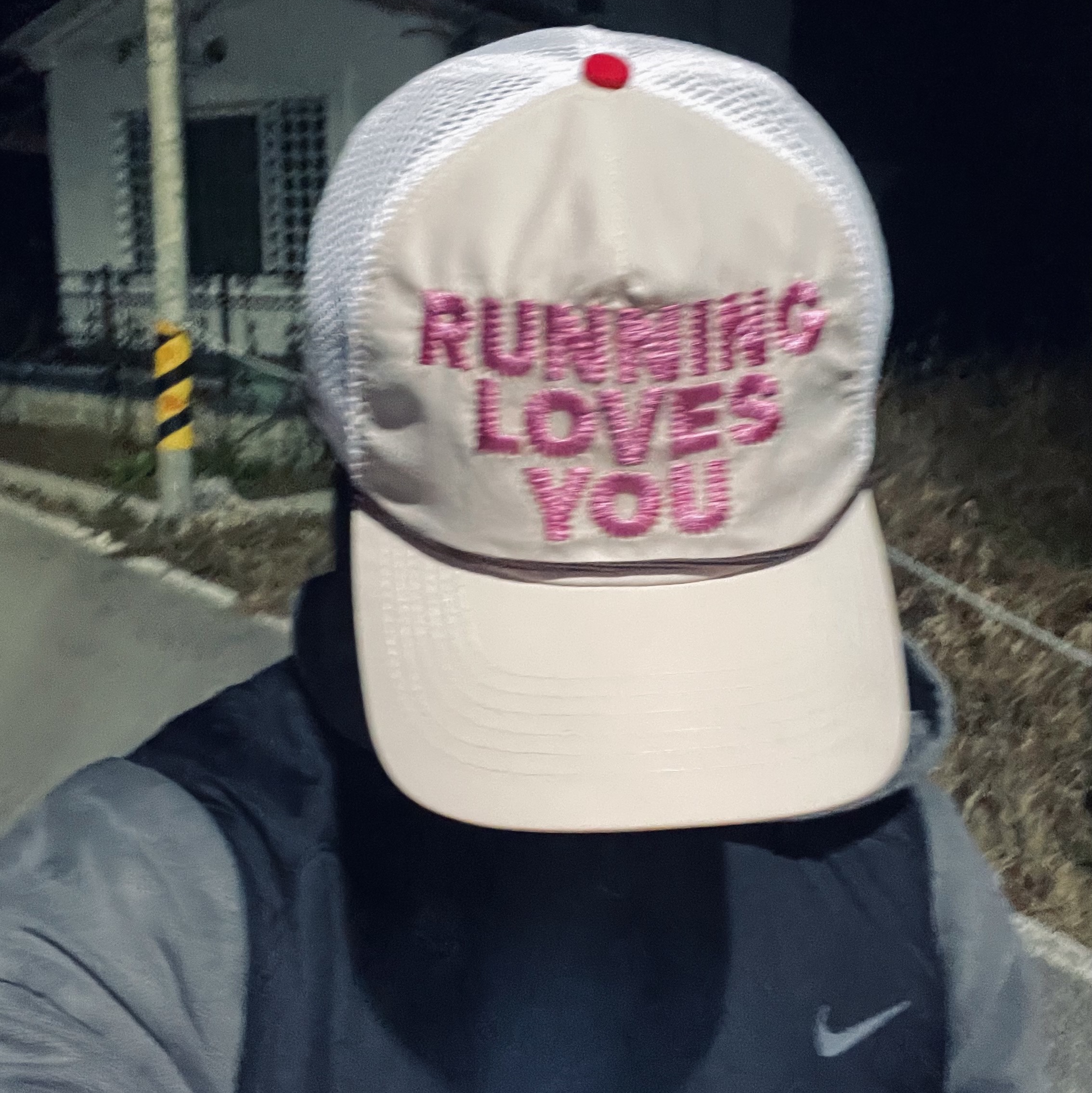 Alex Zono Running Loves You Trucker Hat OG Beige 착용 스타일 - 2