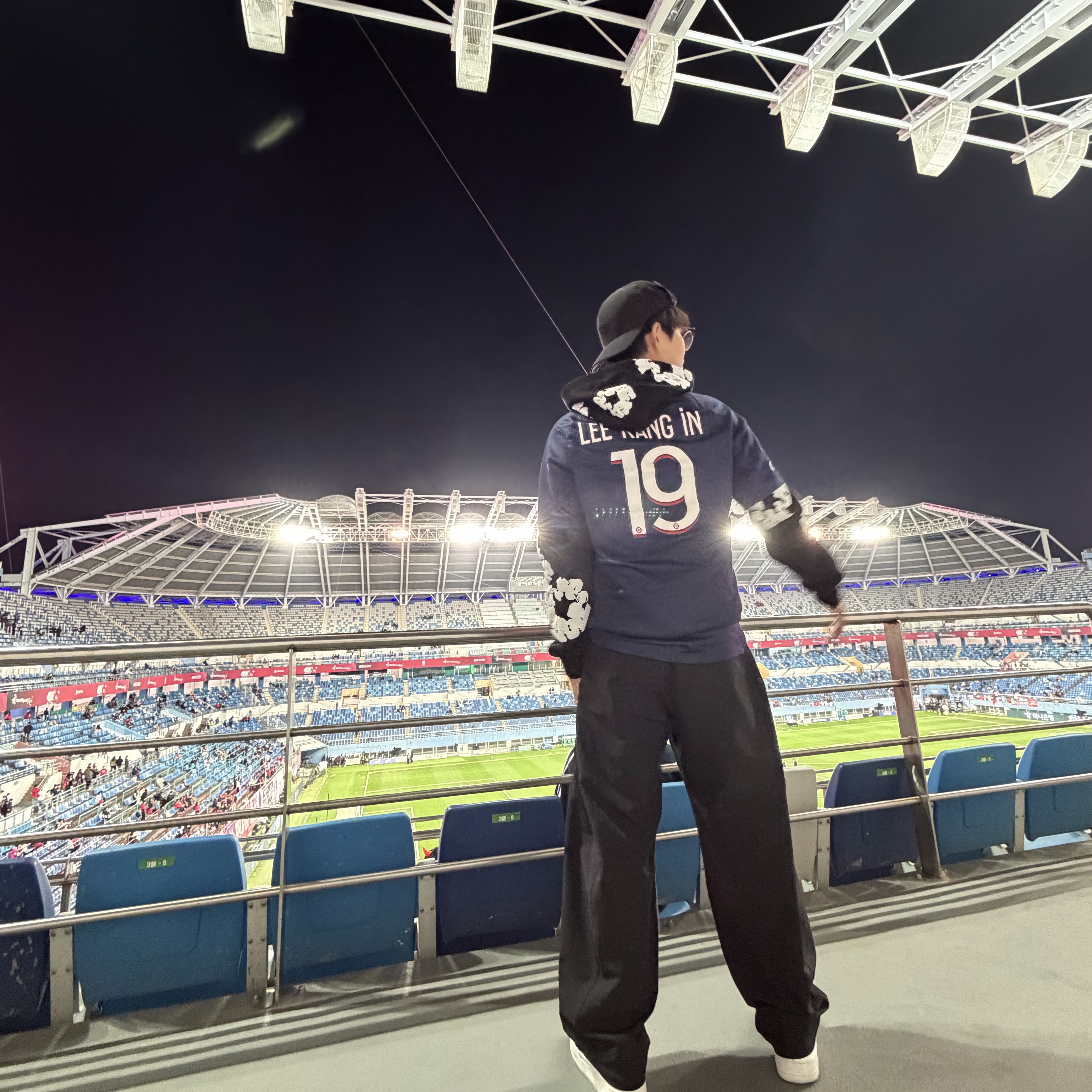 Denim Tears The Cotton Wreath Sweatshirt Black, Nike Paris Saint-Germain 2023/24 Dri-Fit Stadium Home Jersey Midnight Navy (Non Marking Ver.) 착용 스타일 - 1
