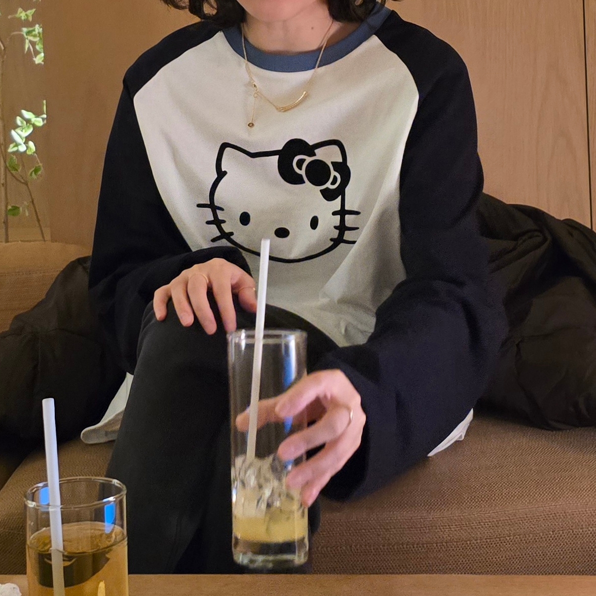 Farven x Hello Kitty Raglan Long Sleeve T-Shirt_Navy 착용 스타일