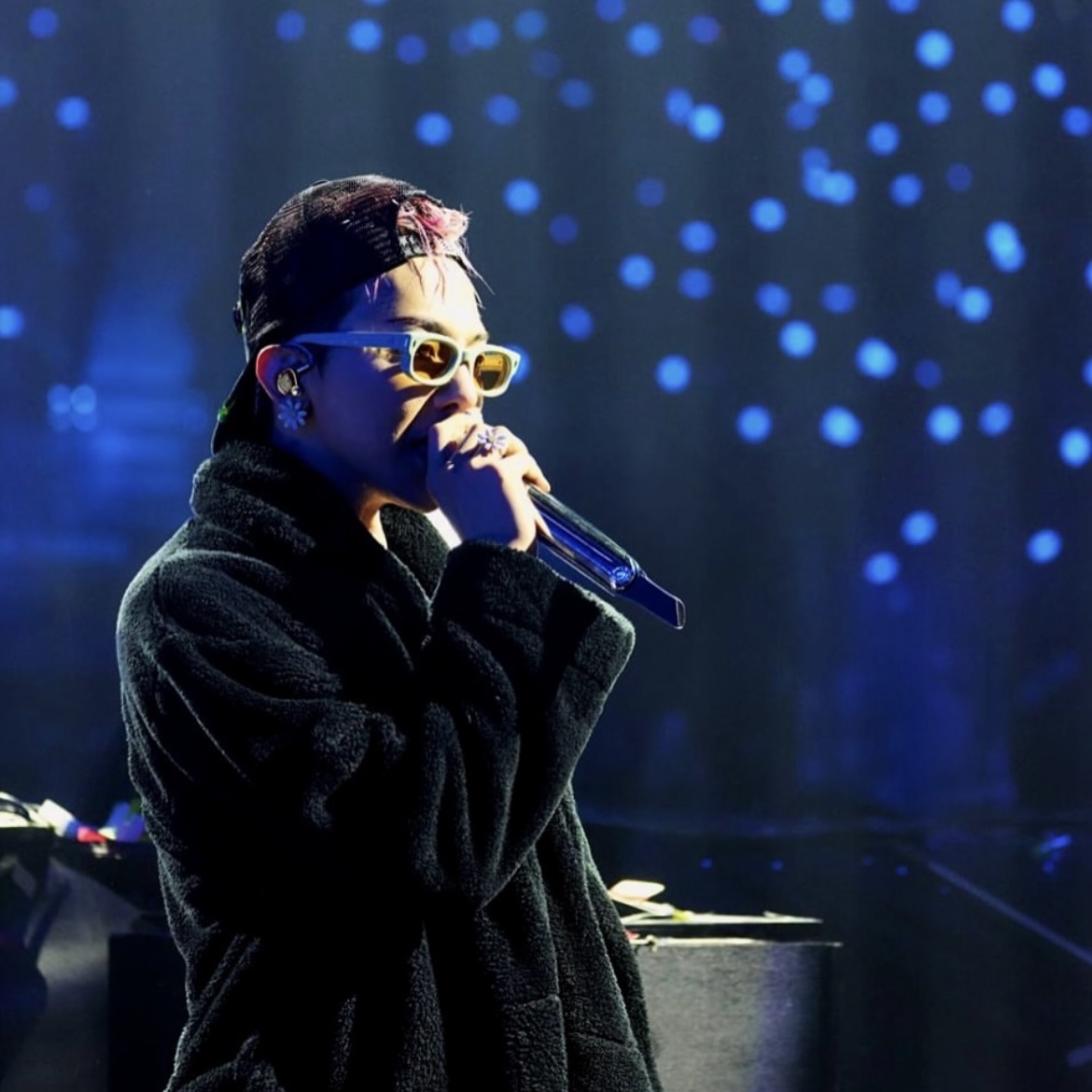 G-DRAGON Ubermensch Robe Black 착용 스타일 - 2