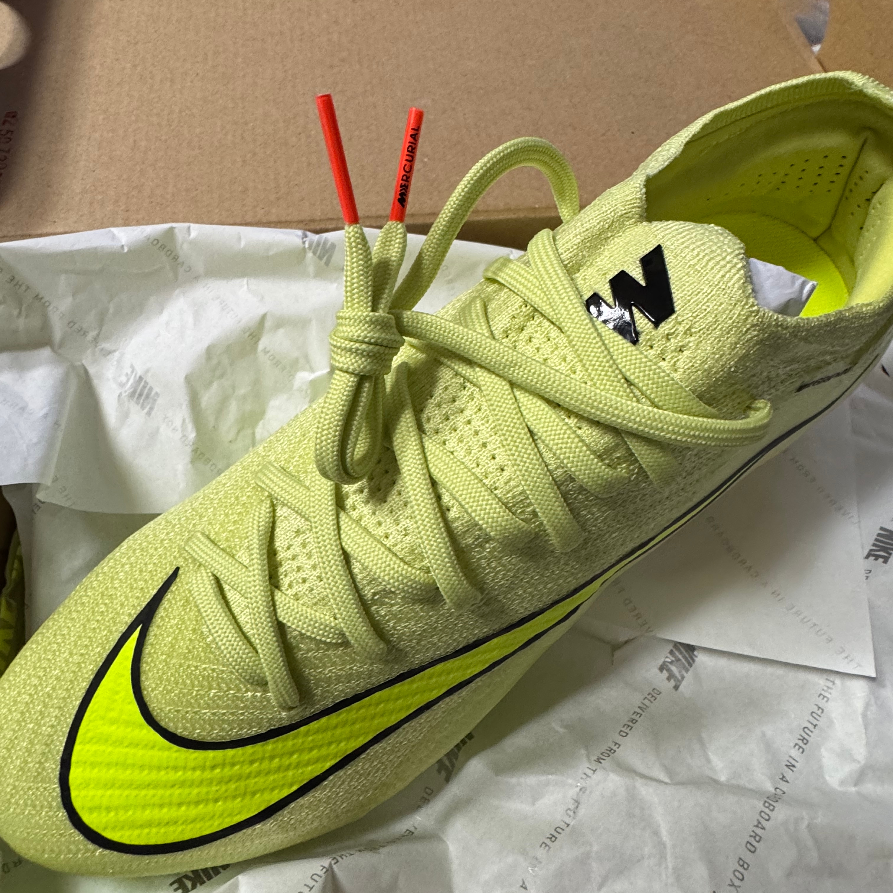 Nike Zoom Mercurial Vapor 16 Elite FG Limelight Hyper Crimson 착용 스타일 - 1