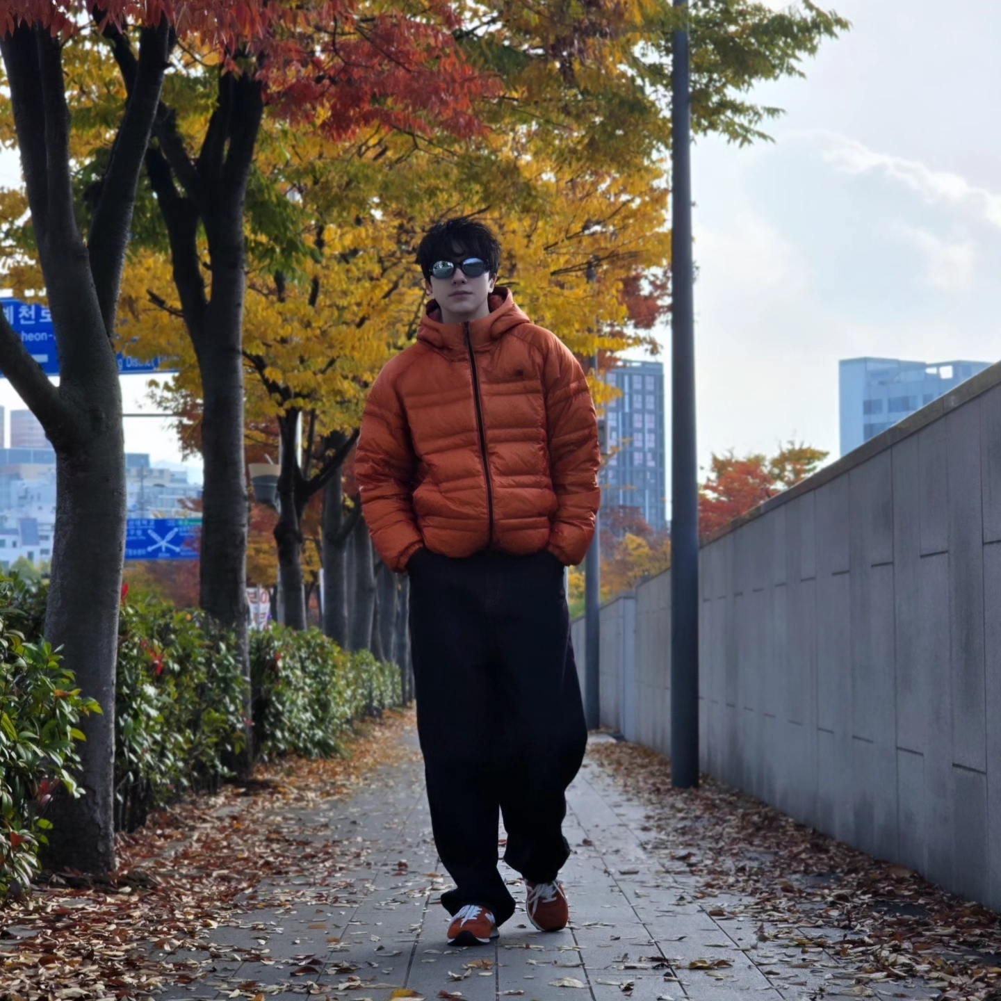 New Balance Flying 77 Superlight Hooded Goose Down Jacket Orange, Suade Contour Pocket Denim Raw Indigo 착용 스타일 - 2