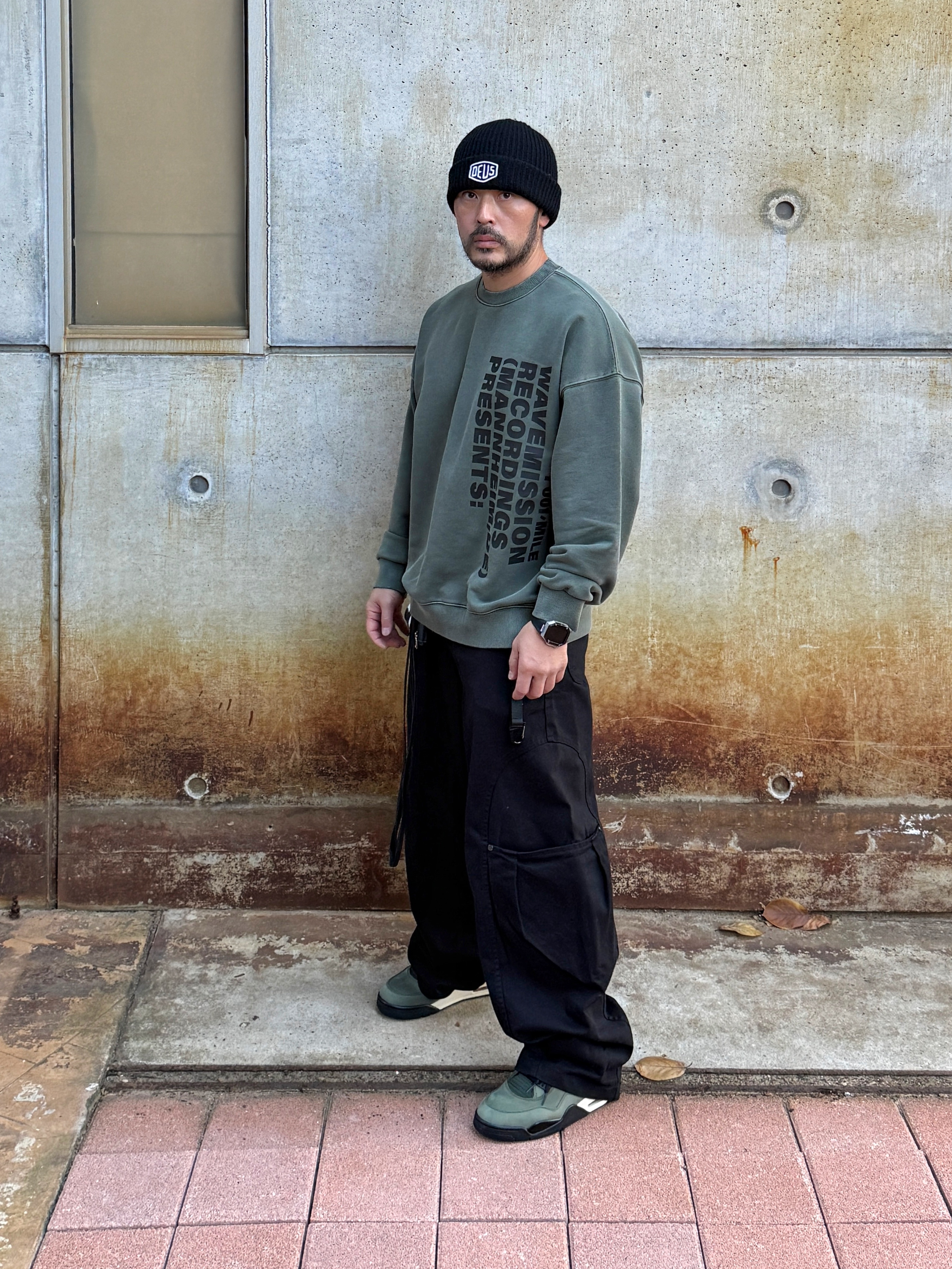 Jordan 4 x Undefeated Retro OG SP Deep Green and Clementine, Deus Ex Machina Shield Beanie Black 착용 스타일 - 2