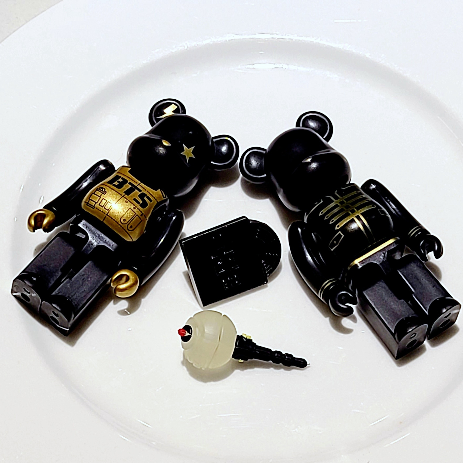 Bearbrick x BTS 100% Black Gold, Bearbrick BTS 100% 착용 스타일 - 1