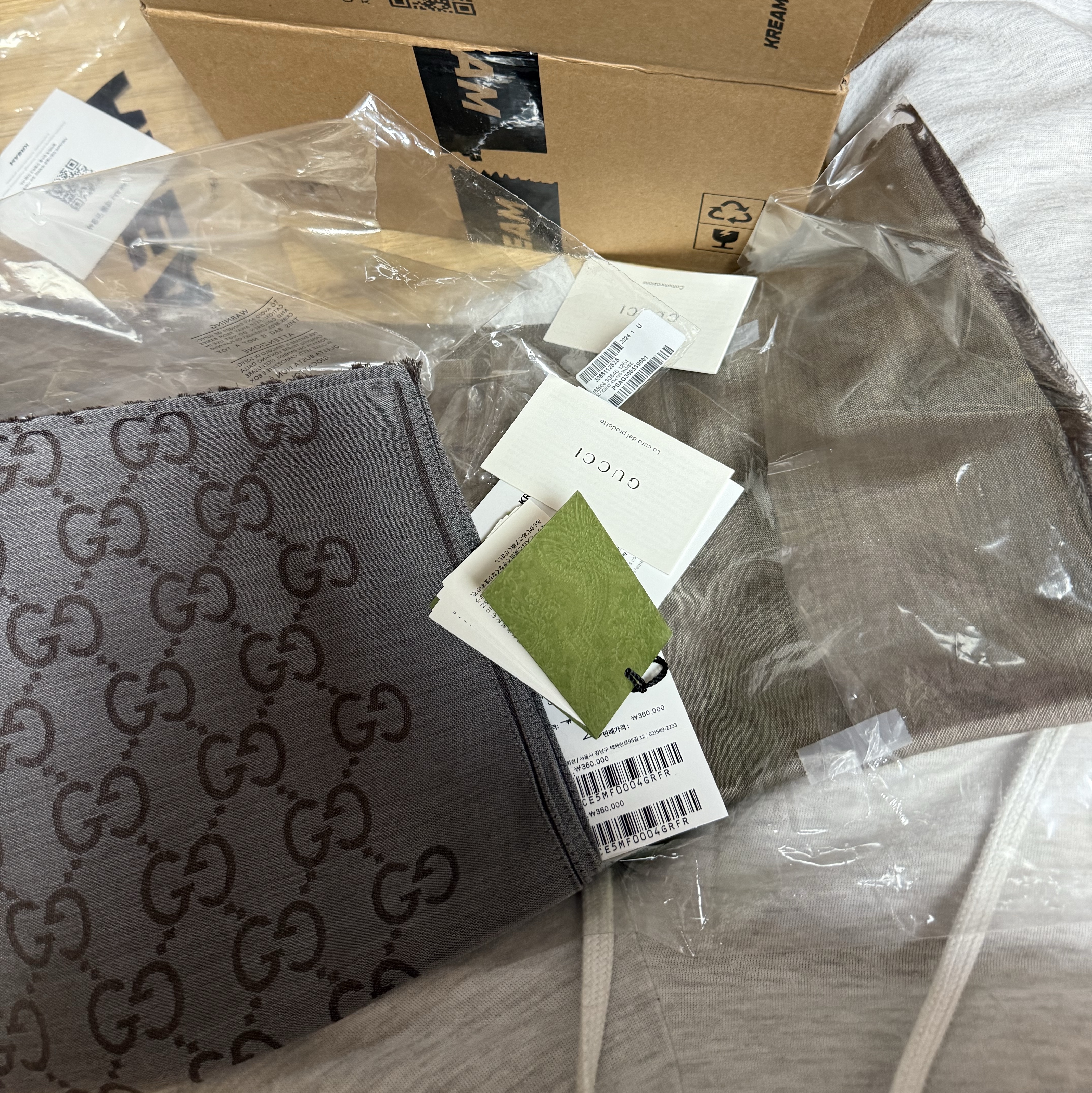 (W) Gucci GG Wool Silk Jacquard Scarf Dark Brown 착용 스타일