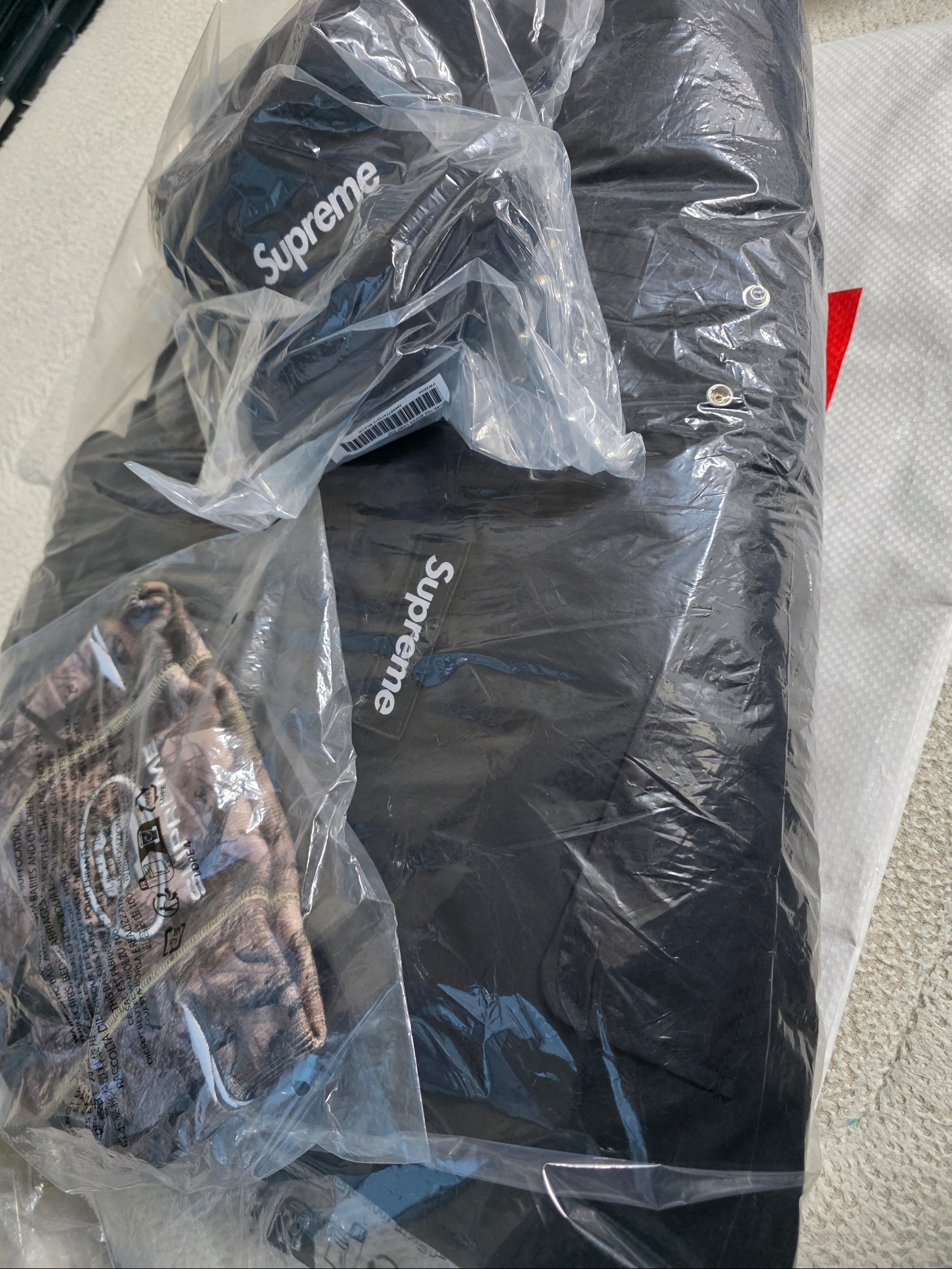 Supreme 2-In-1 Gore-Tex Parka + Reversible 700-Fill Down Liner Jacket Black - 25FW, Supreme Racing Panel Beanie Truetimber Koda Camo - 25FW 착용 스타일 - 4