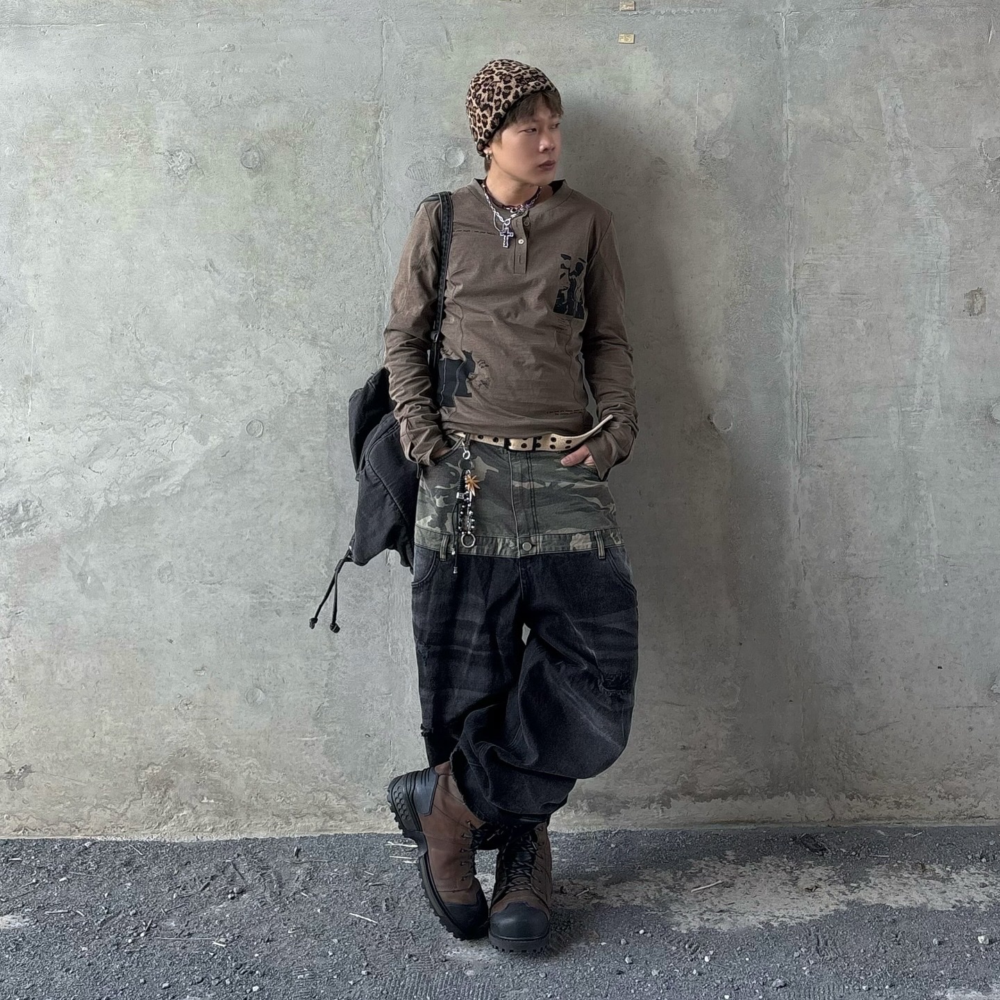 DEFGARMENTS Needle Denim Bag Pack Black Denim, Suade Leopard Beanie Leopard 착용 스타일 - 1