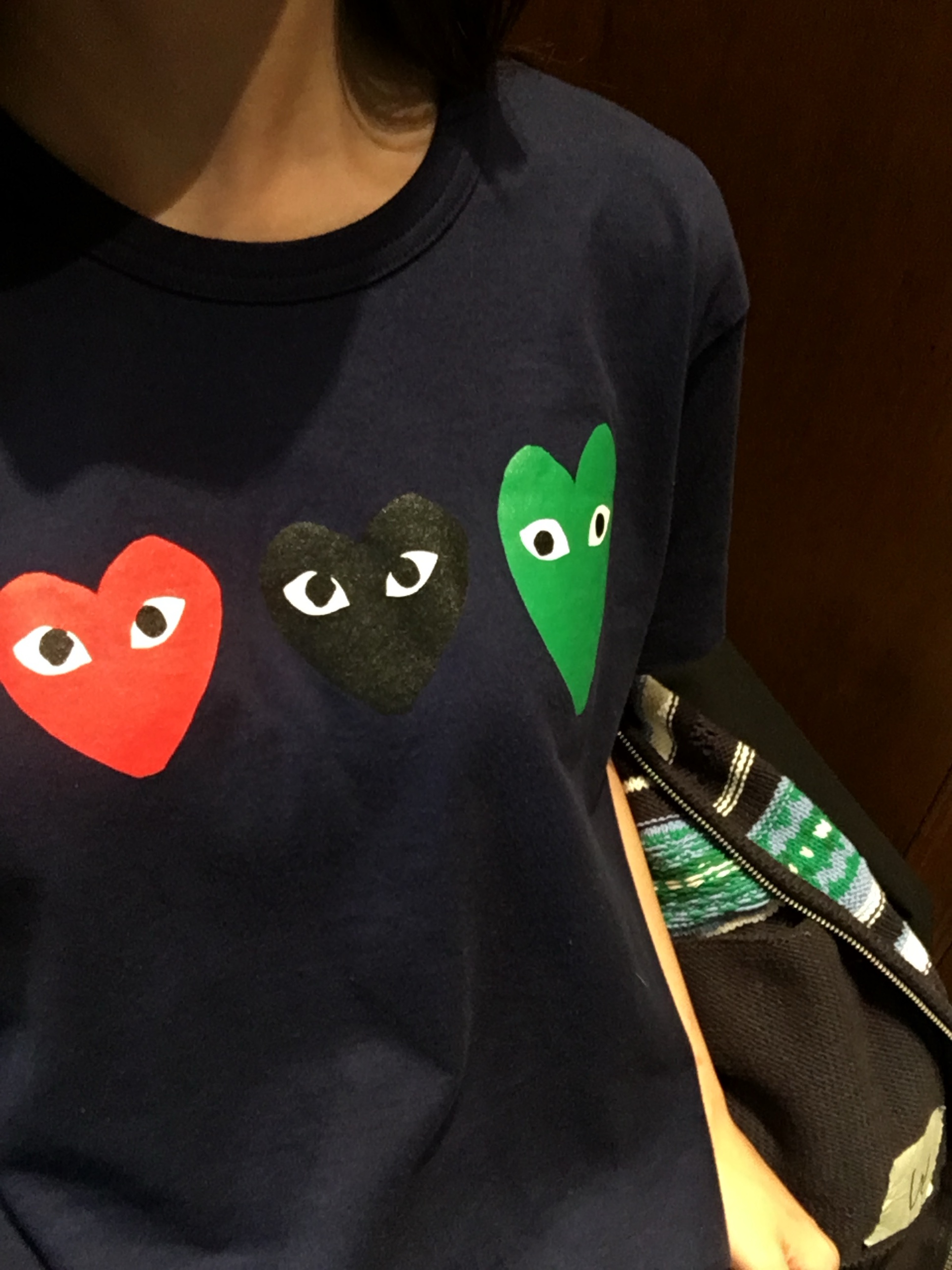 (W) Play Comme Des Garcons Triple Heart Print T-Shirt Navy 착용 스타일 - 3