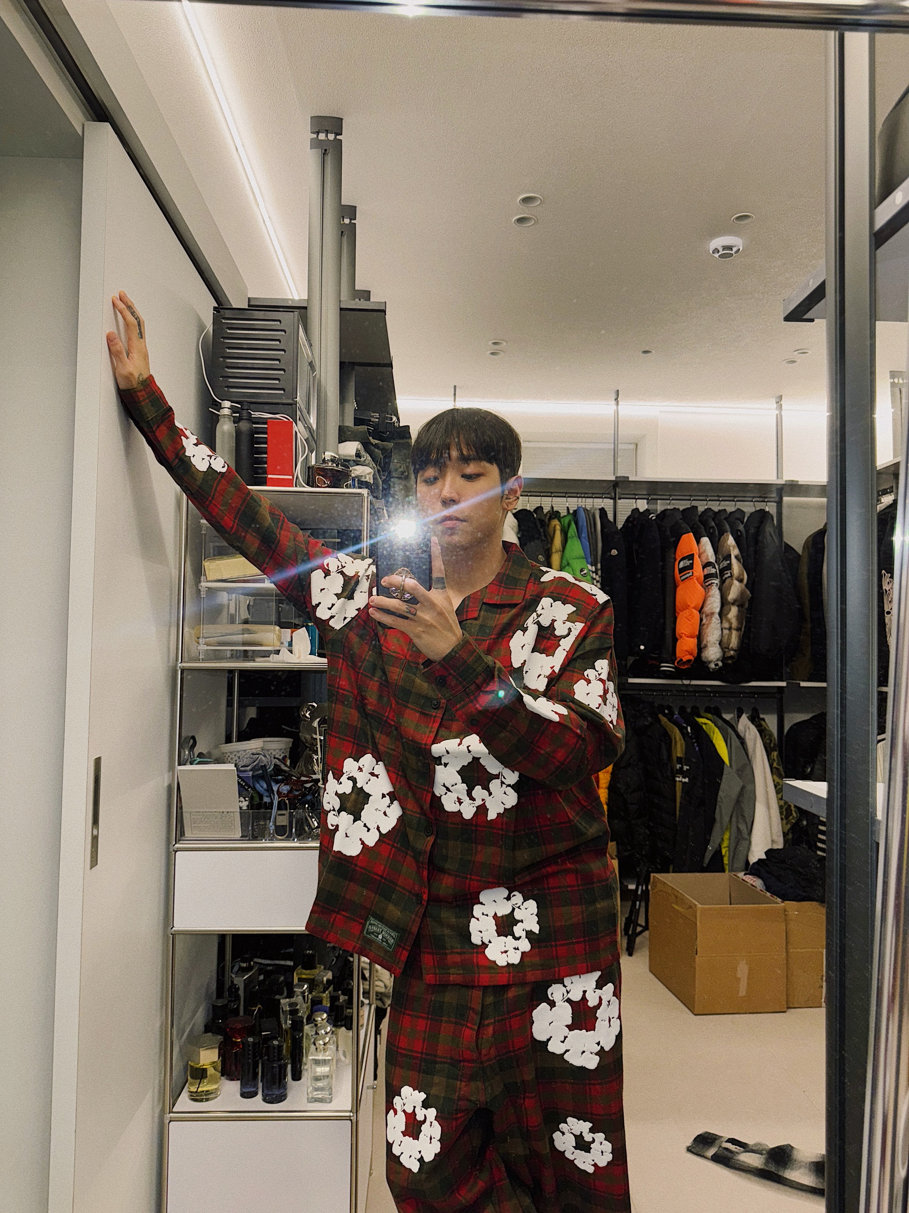 Denim Tears Cotton Wreath Pajama Shirt Red 착용 스타일 - 1