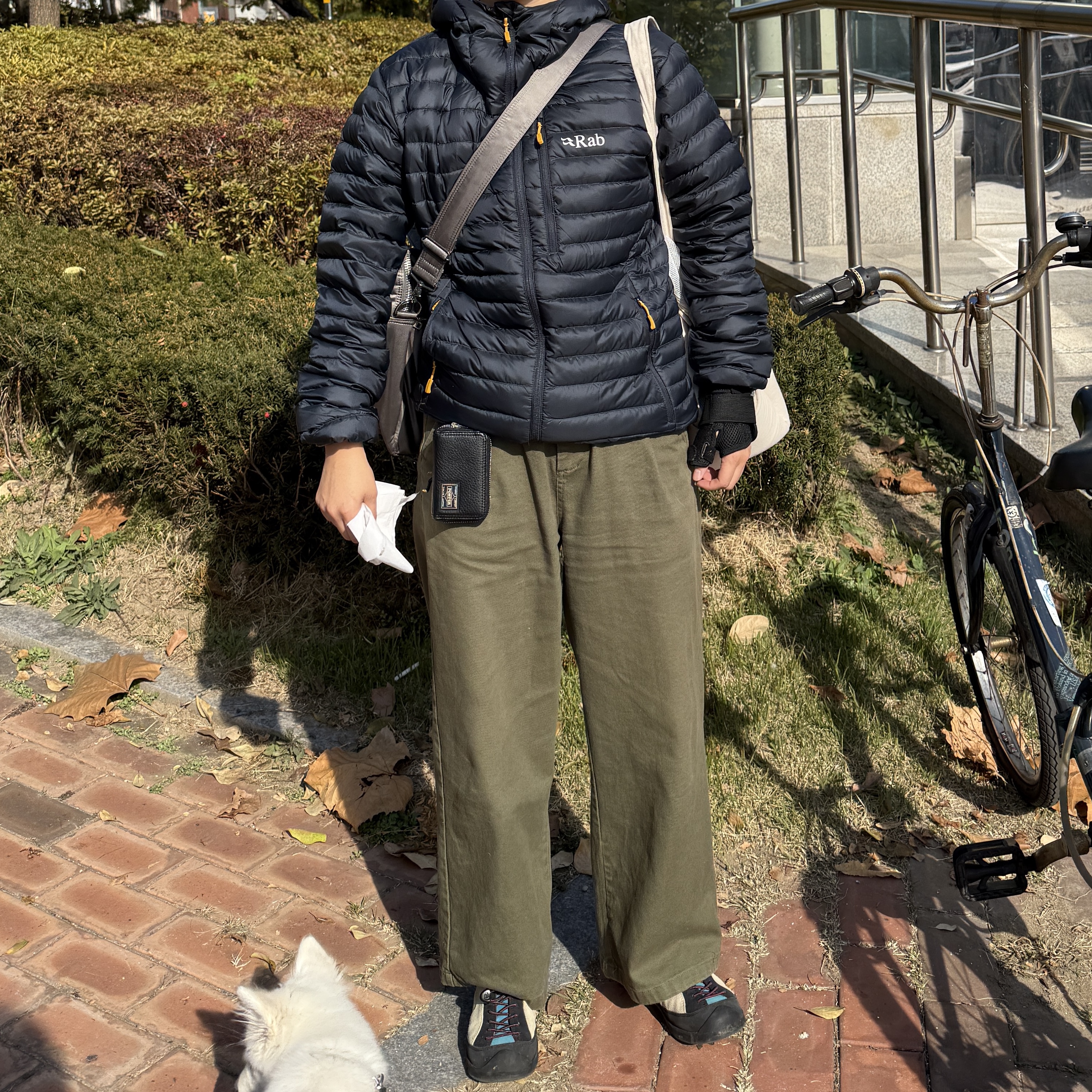 Rab Microlight Alpine Jacket Beluga, (W) Keen Jasper Rocks SP Sneakers Beige 착용 스타일 - 2