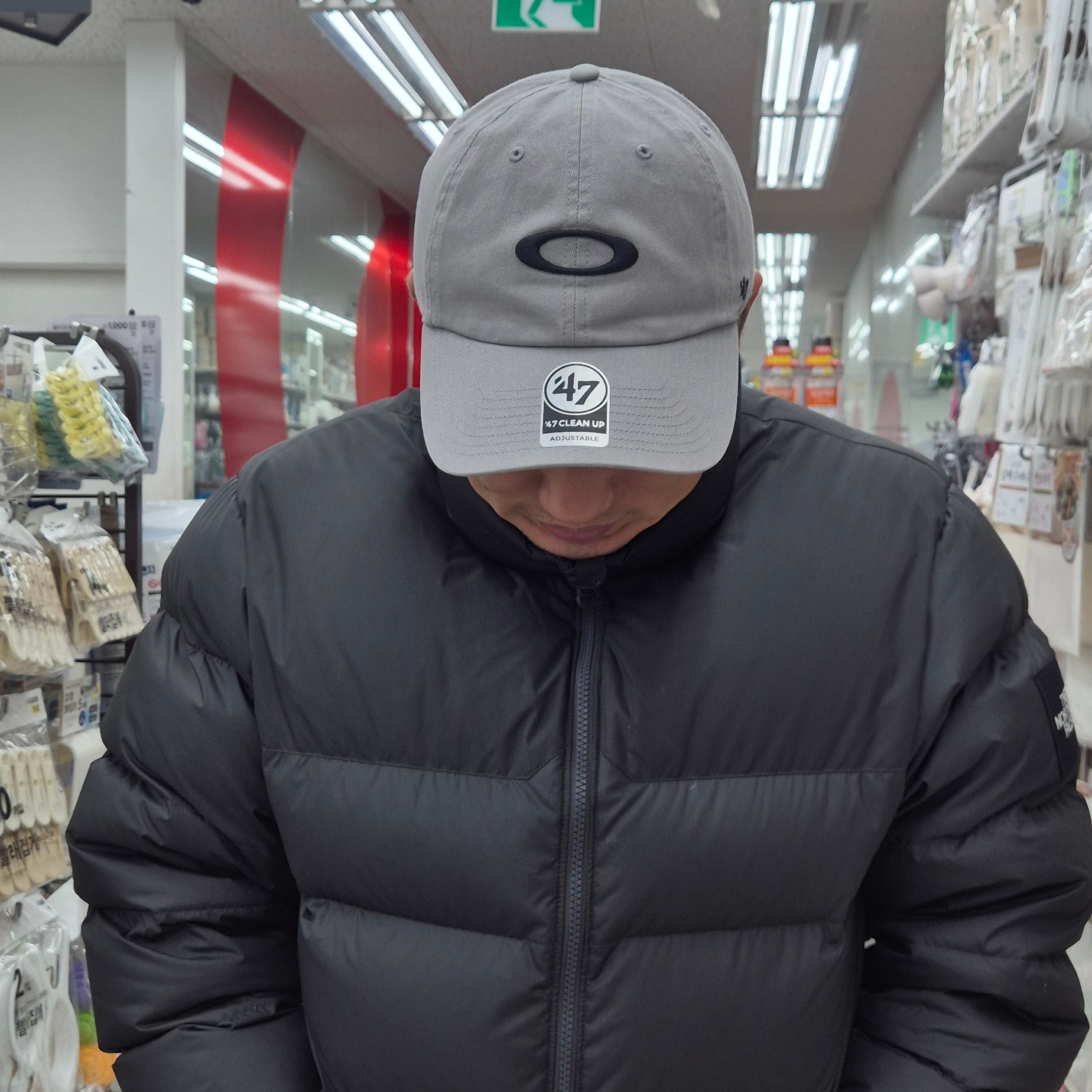 Oakley Remix Dad Hat Cement 착용 스타일