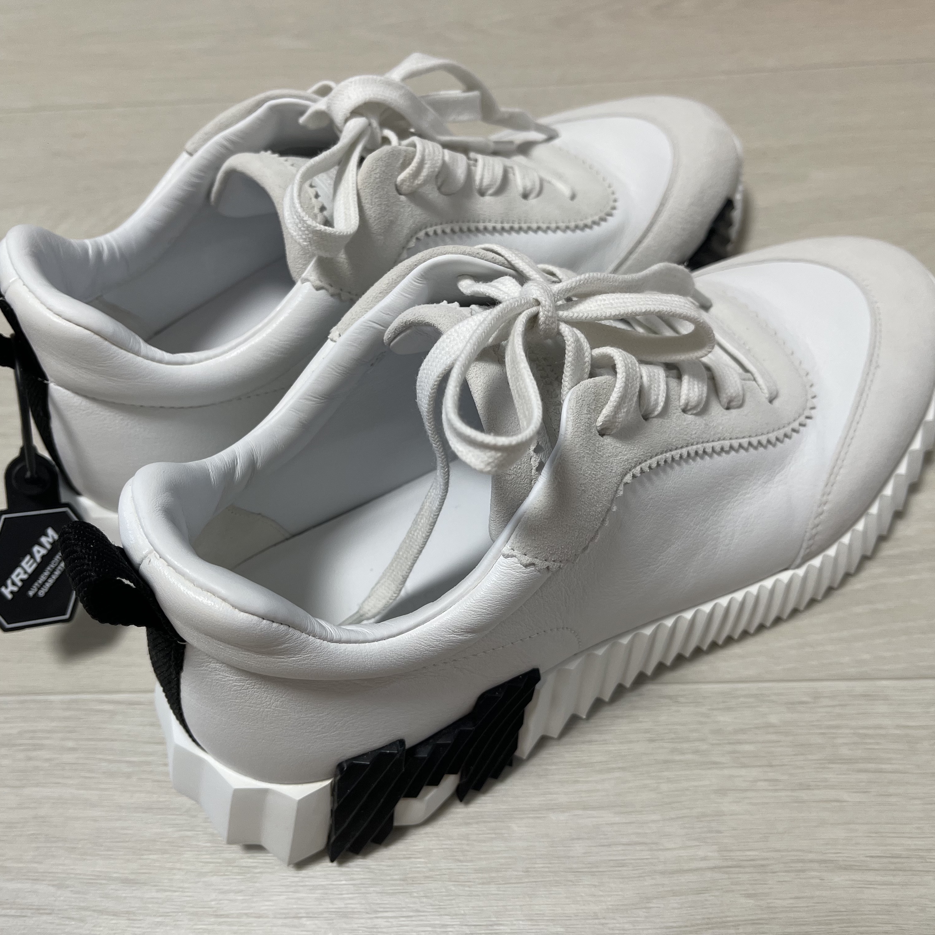 Hermes Bouncing Sneakers Calfskin Suede Goatskin & Blanc 착용 스타일 - 3