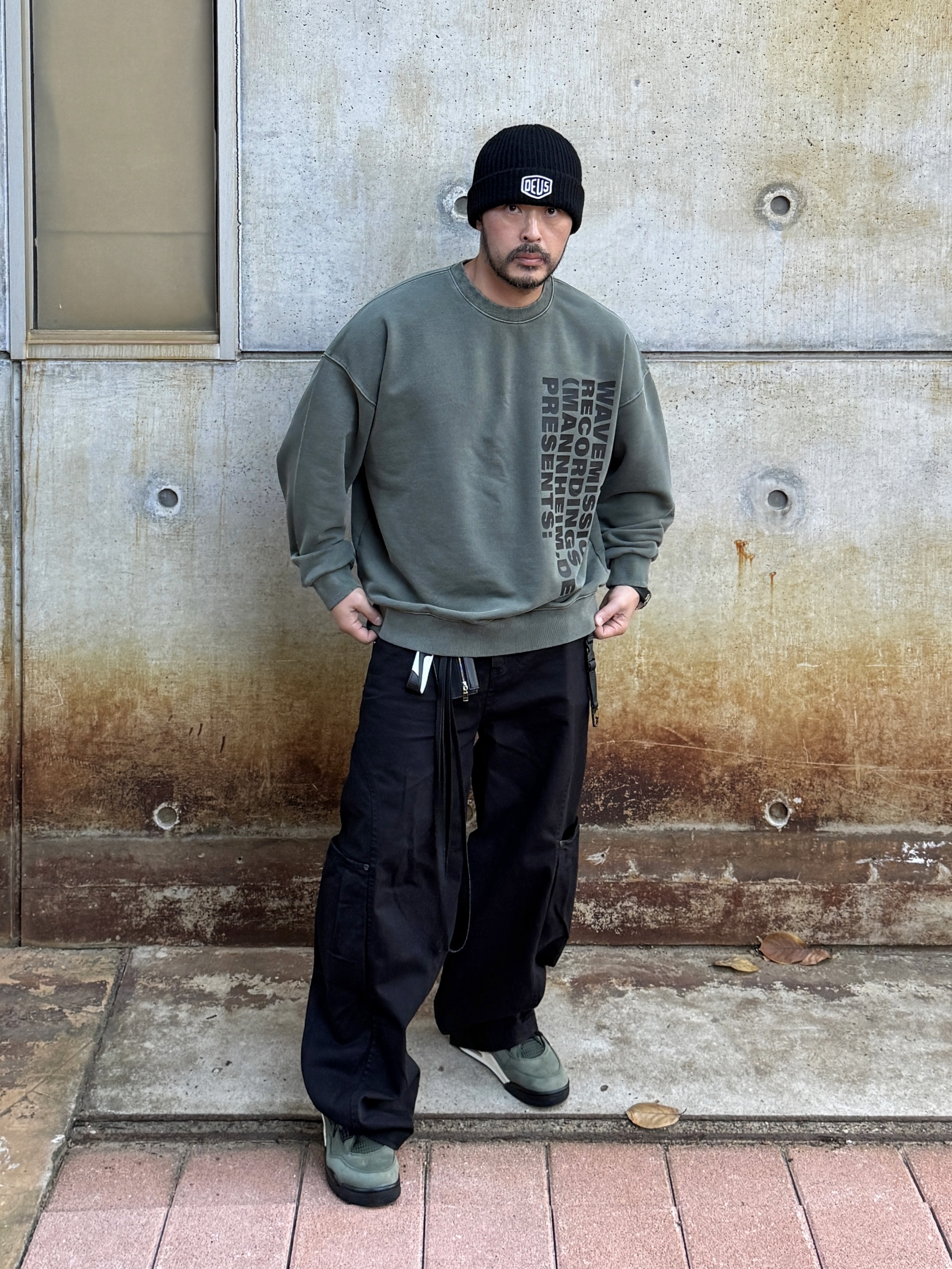 Jordan 4 x Undefeated Retro OG SP Deep Green and Clementine, Deus Ex Machina Shield Beanie Black 착용 스타일 - 5