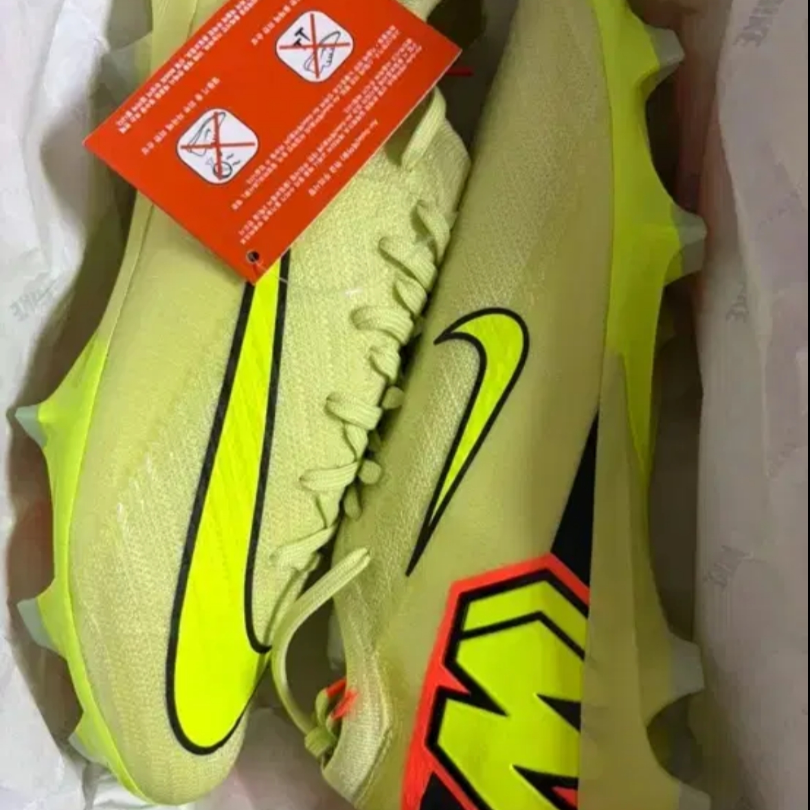 Nike Zoom Mercurial Vapor 16 Elite FG Limelight Hyper Crimson 착용 스타일 - 2